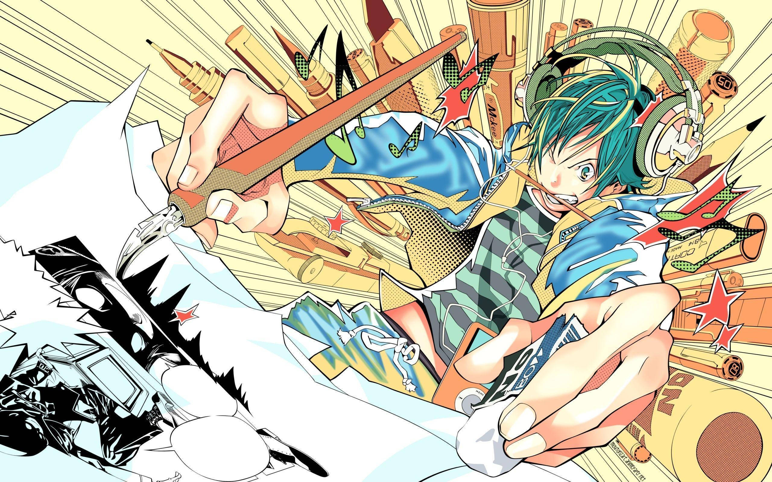 Bakuman 桌布 壁紙 — 一位充滿活力的動漫藝術家，擁有藍綠色頭髮和耳機，正用紅色筆充滿活力地繪畫，周圍環繞著美術用品和漫畫元素。