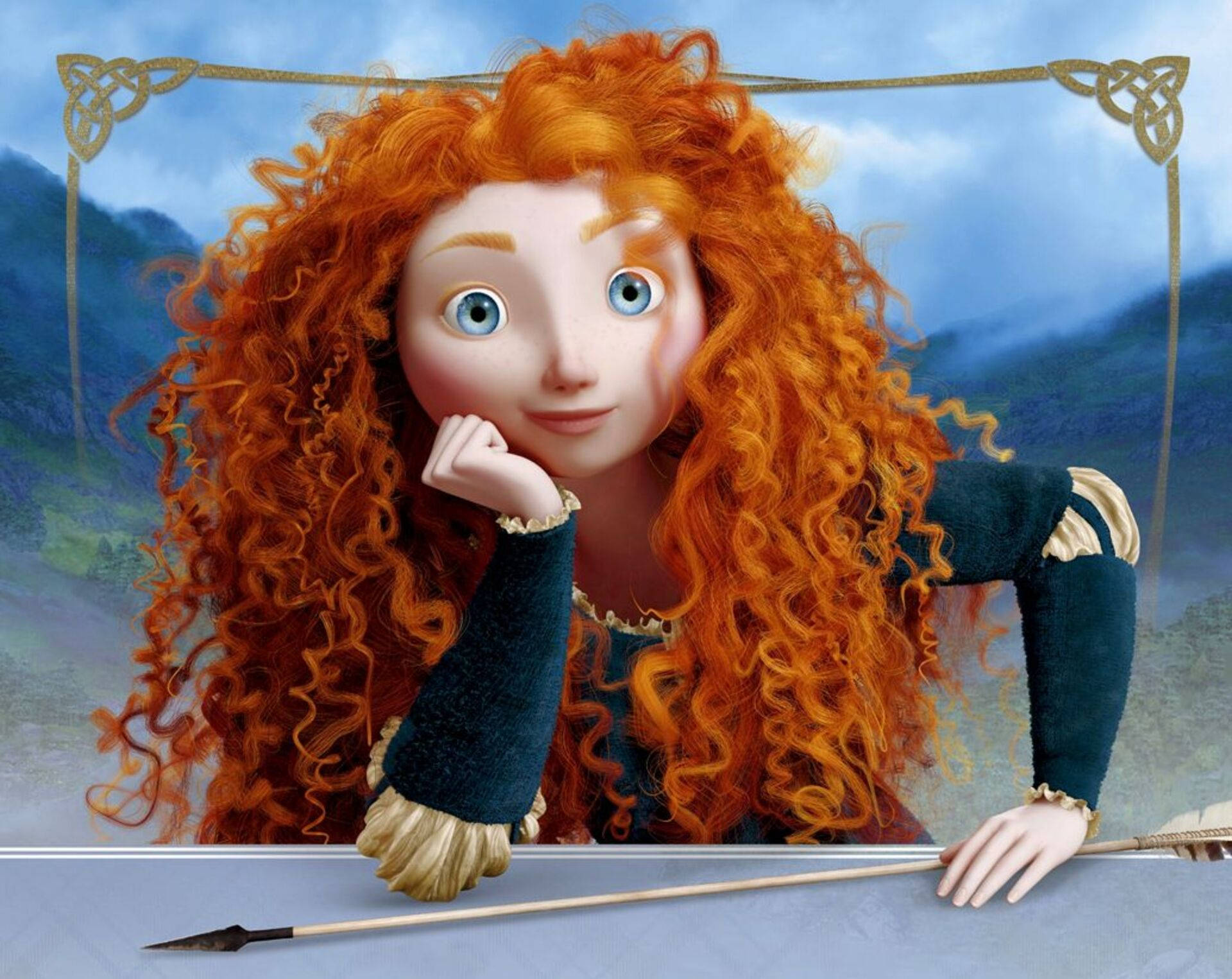 Merida 桌布 壁紙 — 一位充滿活力的動畫女主角，有著火紅的捲髮和藍色的眼睛，在霧氣繚繞的山景背景下，若有所思地靠在石頭壁架上。
