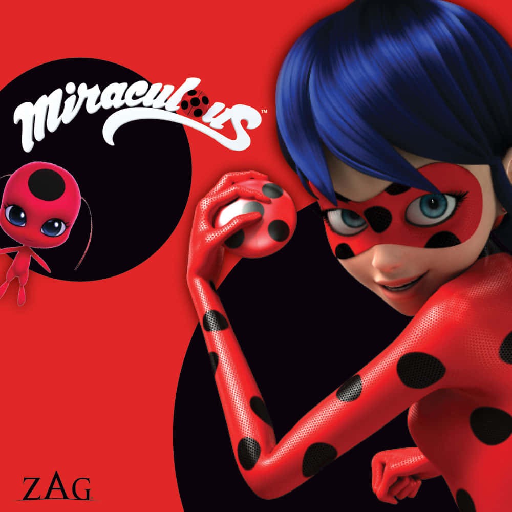 Miraculous 桌布 壁紙 — 一位充滿活力的動畫風格女超級英雄，藍色頭髮，紅色圓點套裝，在鮮紅背景前手持瓢蟲球體。