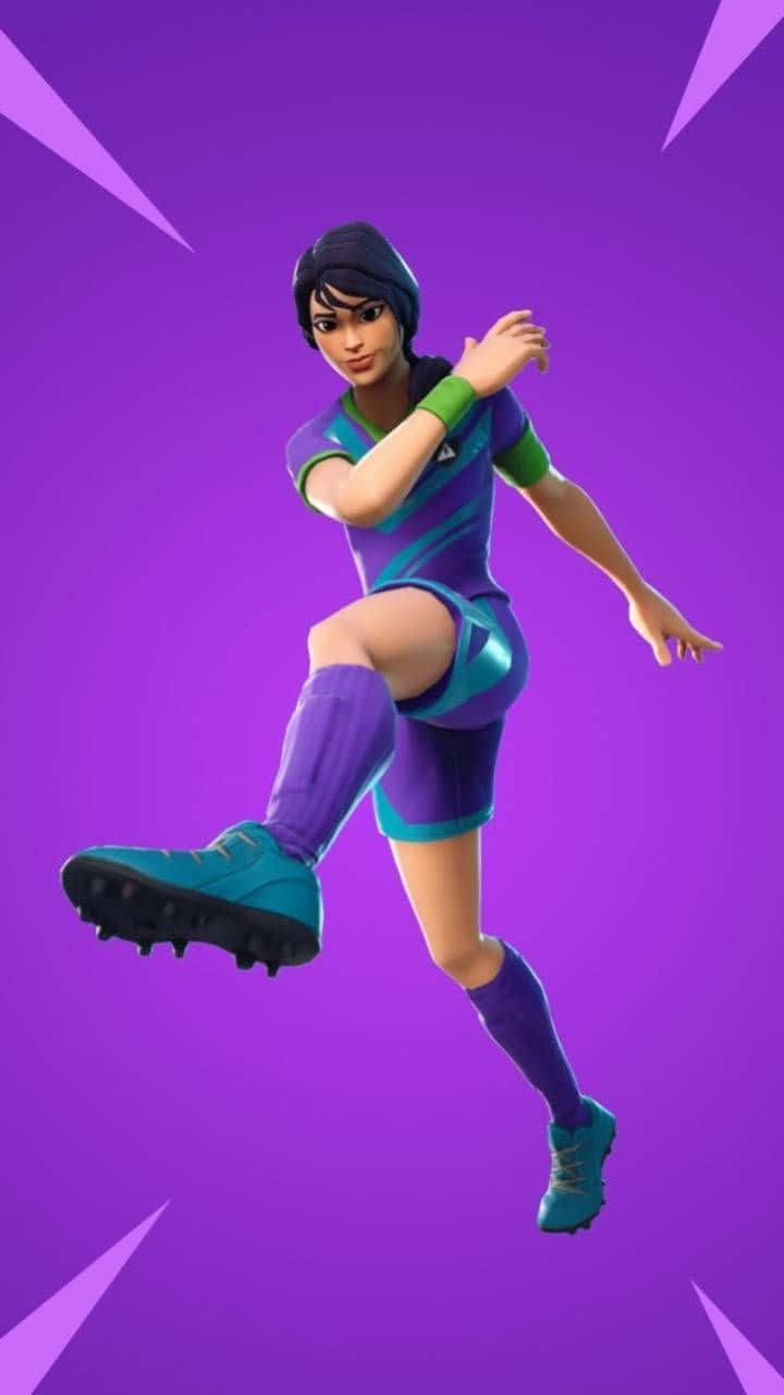Fortnite 造型 桌布 壁紙 — 一位充滿活力的女足球員穿著紫色和青綠色的球衣，在充滿活力的紫色背景上，帶有銳利的幾何圖案，凌空踢球。
