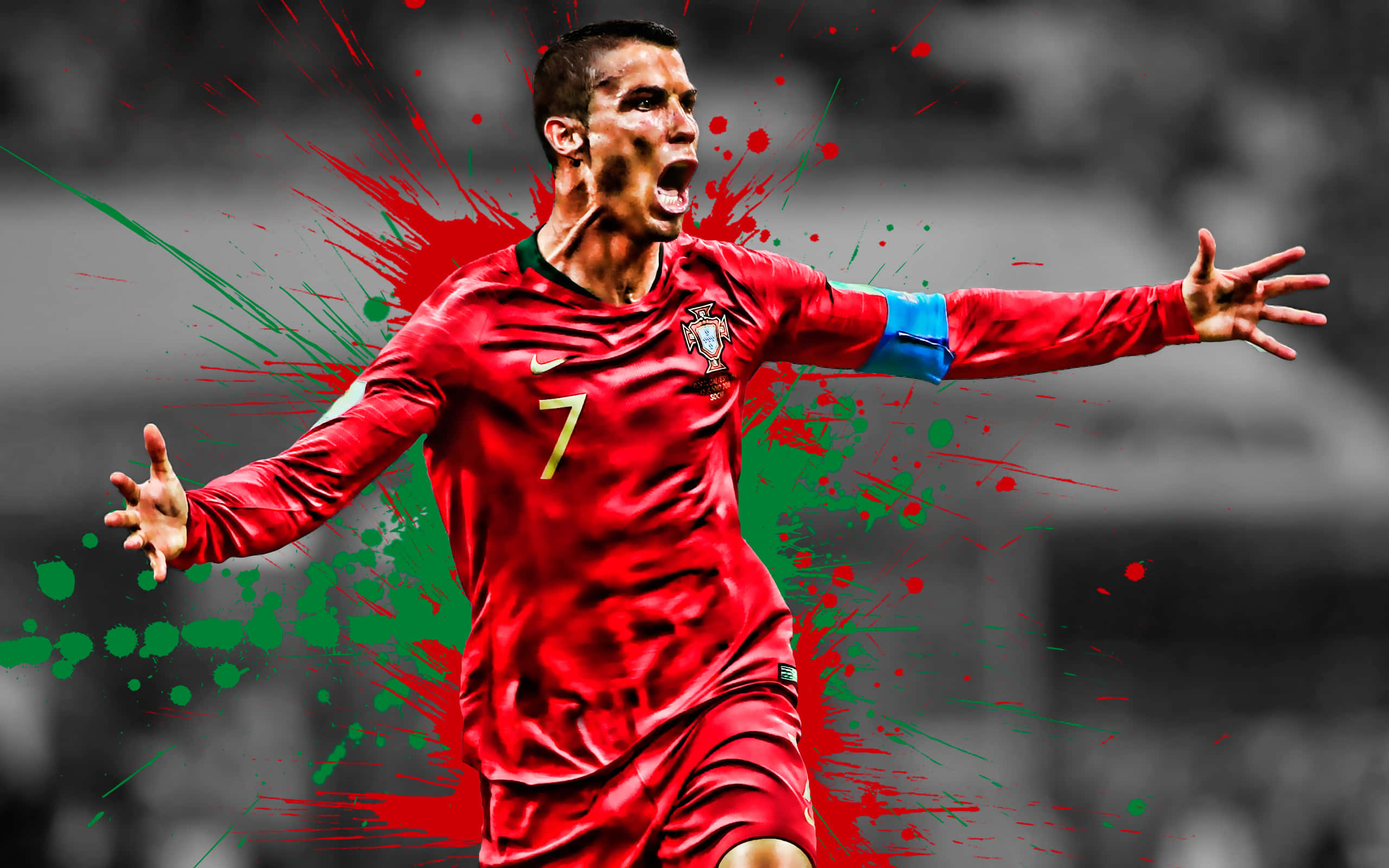 Ronaldo 桌布 壁紙 — 一位充滿活力的足球員身穿紅色葡萄牙7號球衣，在黑白球場背景下張開雙臂慶祝，並點綴著鮮豔的紅色和綠色油漆潑濺。