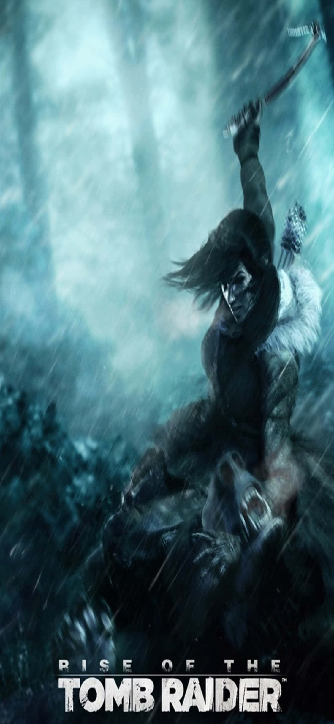 電玩遊戲 桌布 壁紙 — 一位兇猛的 Tomb Raider 戰士在暴風雨的森林中高舉斧頭，在灰暗的天空下與怪物戰鬥。