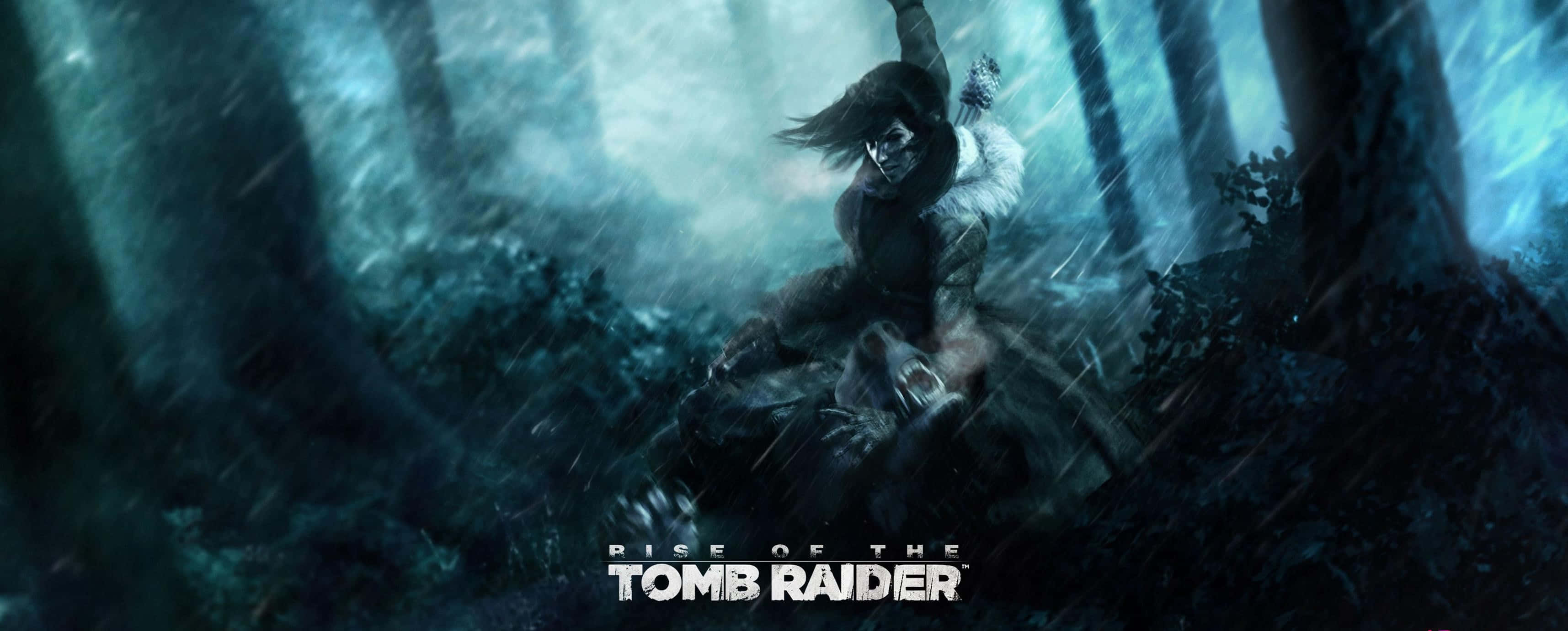 電玩遊戲 桌布 壁紙 — 一位兇猛的 Tomb Raider 戰士在昏暗藍光下，於風暴籠罩、迷霧瀰漫的森林中與怪物搏鬥。