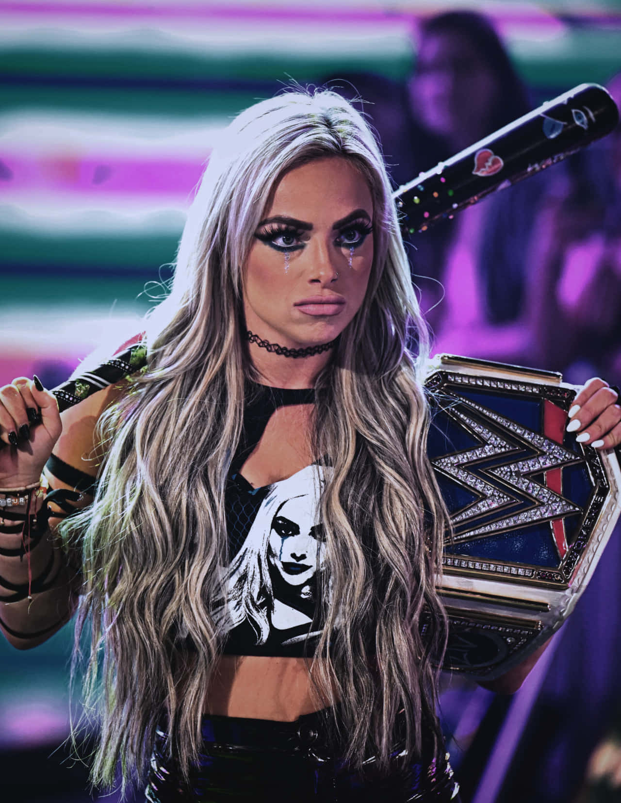 WWE 桌布 壁紙 — 一位兇猛的WWE摔角手，長長銀髮，在充滿活力的紫色和綠色競技場背景下，手持冠軍腰帶和球棒。