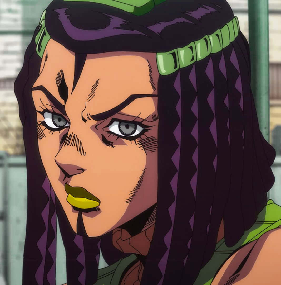 Ermes Costello 桌布 壁紙 — 一位兇猛的動漫女性，紫色辮子頭髮和綠色頭帶，用銳利的眼睛和大膽的黃色嘴唇強烈凝視。