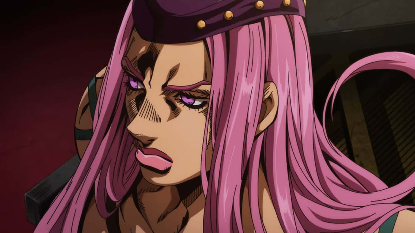 Narciso Anasui 桌布 壁紙 — 一位兇猛的動漫女性，長長的粉紅色頭髮和紫色眼睛，戴著一條紫色頭帶，上面有金色飾釘，背景是深紅色。