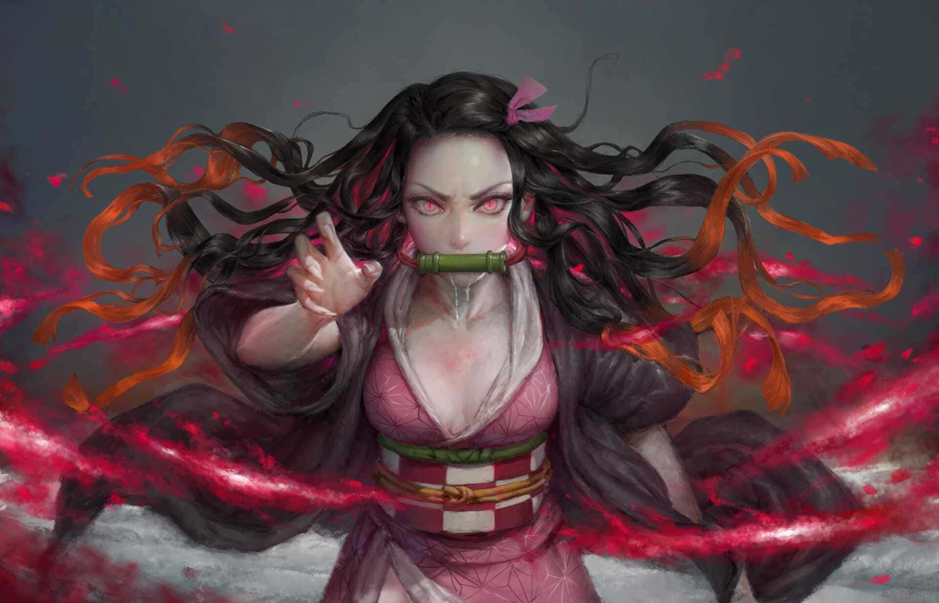 Cool Nezuko 桌布 壁紙 — 一位兇猛的動漫惡魔獵人，擁有發光的紅色眼睛和飄逸的深色頭髮，在旋轉的紅色能量中揮舞著竹劍。