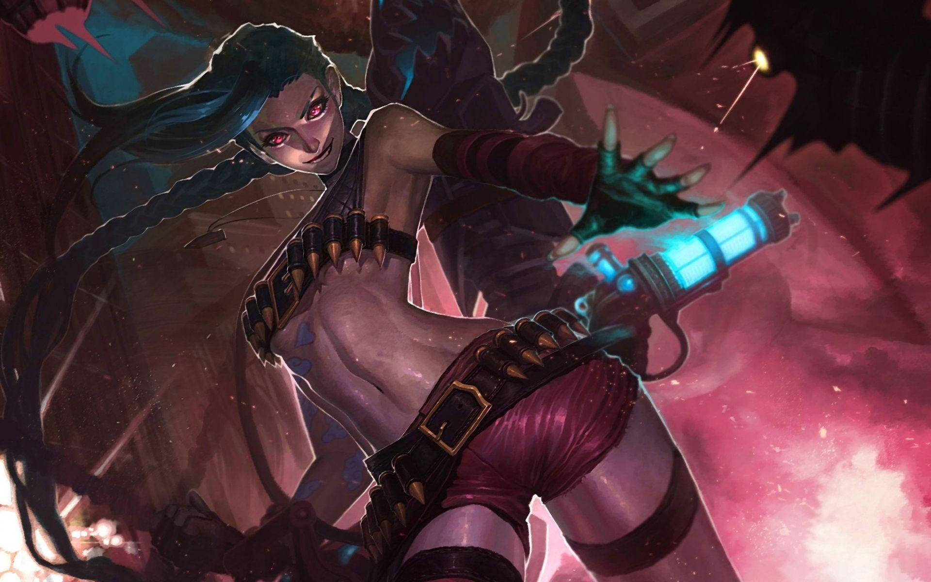 Jinx 桌布 壁紙 — 一位兇猛的動漫戰士，擁有發光的紅色眼睛和藍色頭髮，在熾熱的粉紅色和紫色背景下揮舞著發光的武器。