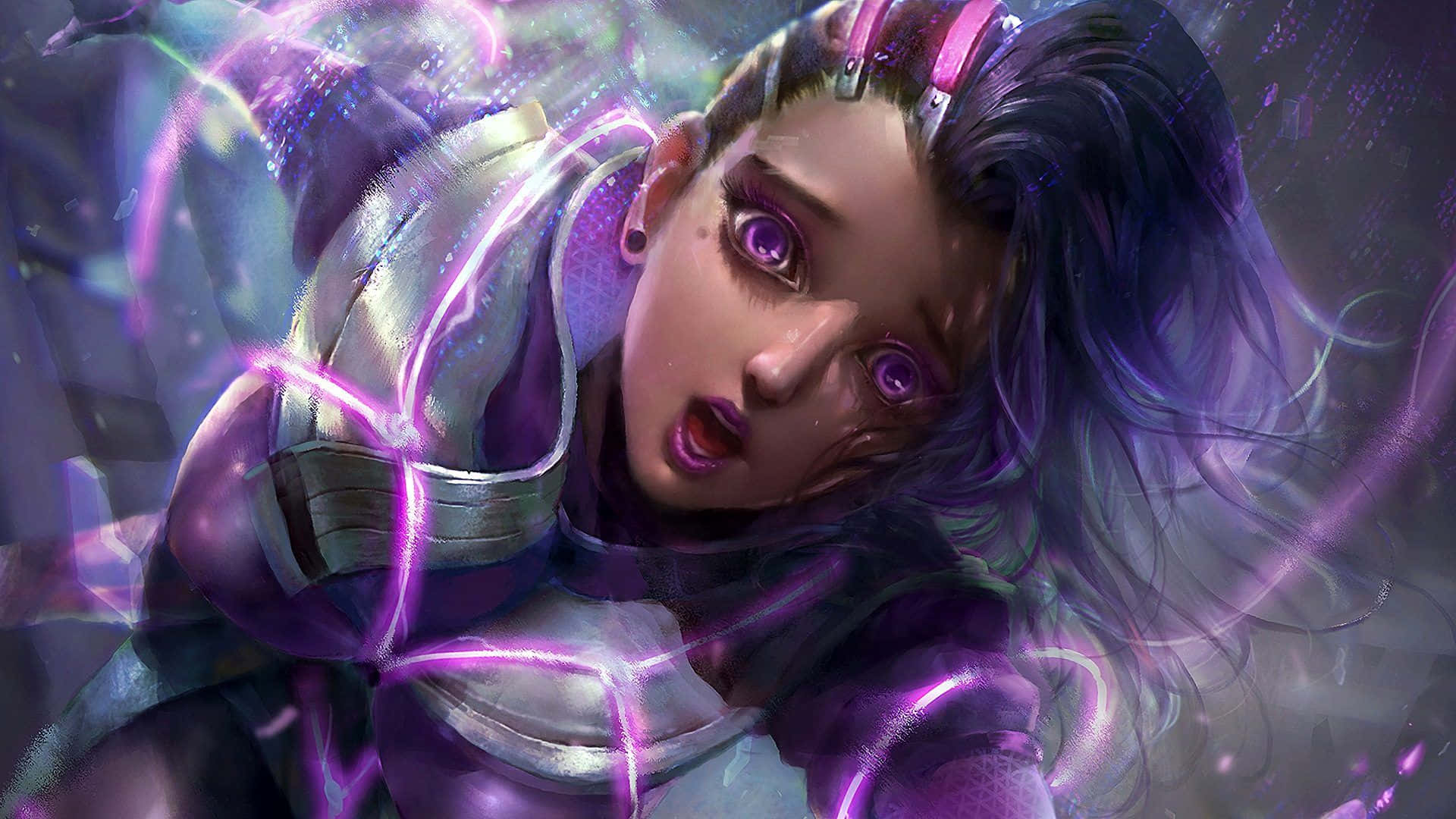 Overwatch Sombra 桌布 壁紙 — 一位兇猛的動漫戰士，擁有發光的紫色眼睛，能量在她裝甲形態周圍噼啪作響。