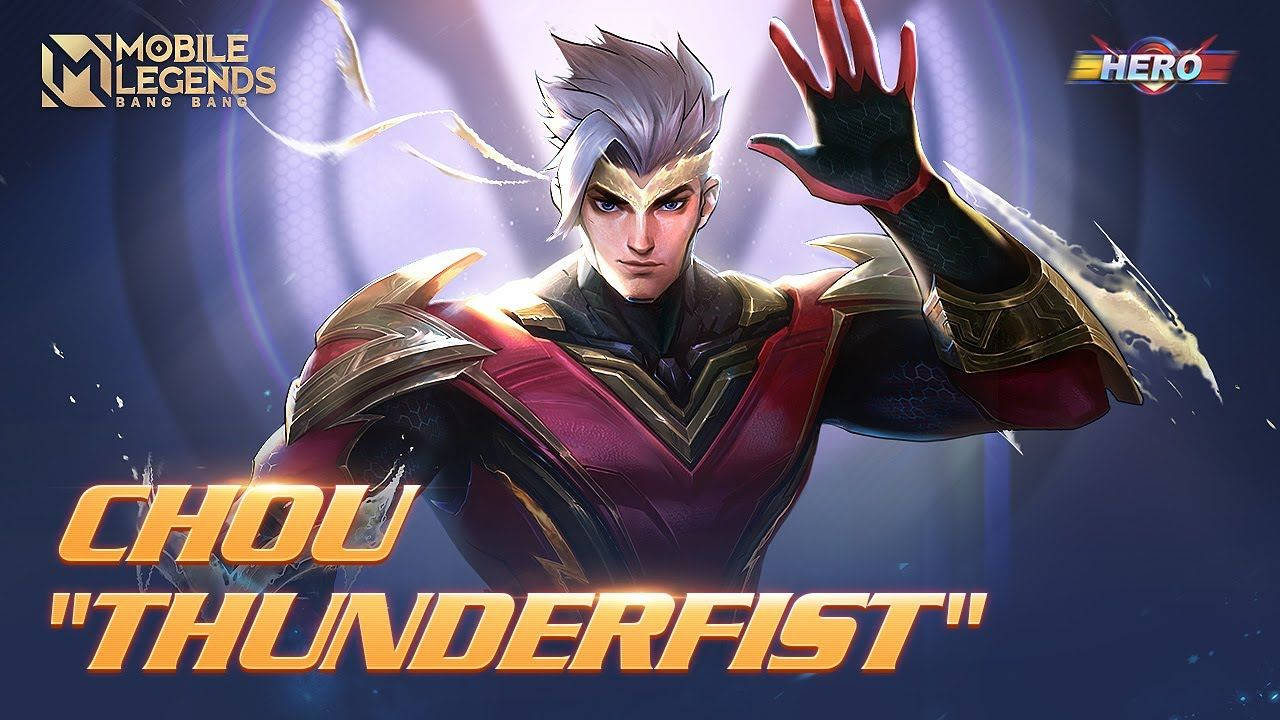 Mobile Legends 動態圖 桌布 壁紙 — 一位兇猛的動漫英雄，銀髮紅甲，在發光的藍色背景下以動態姿勢引導閃電能量。