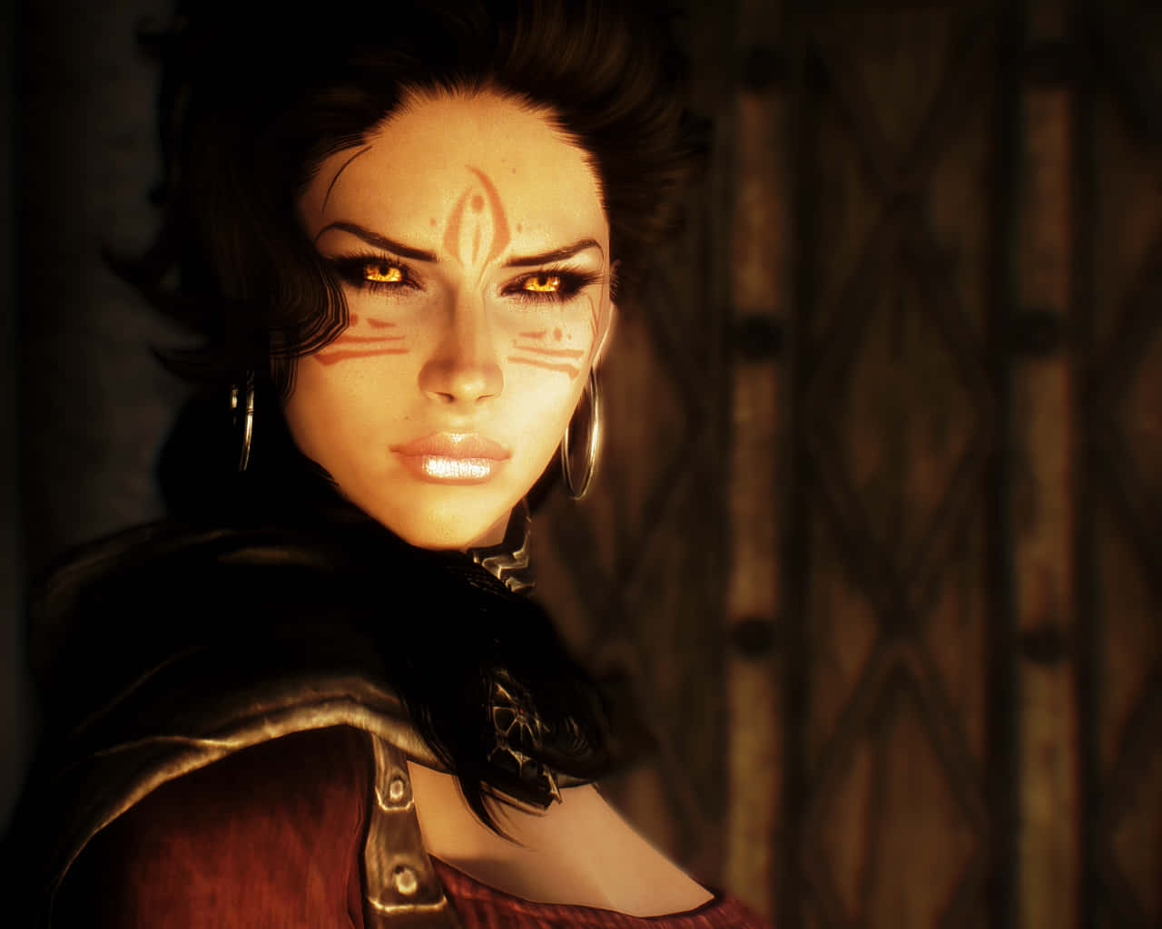 Skyrim Serana 桌布 壁紙 — 一位兇猛的奇幻女性，擁有琥珀色發光的眼睛和部落臉部彩繪，在溫暖的金色光芒中強烈凝視。