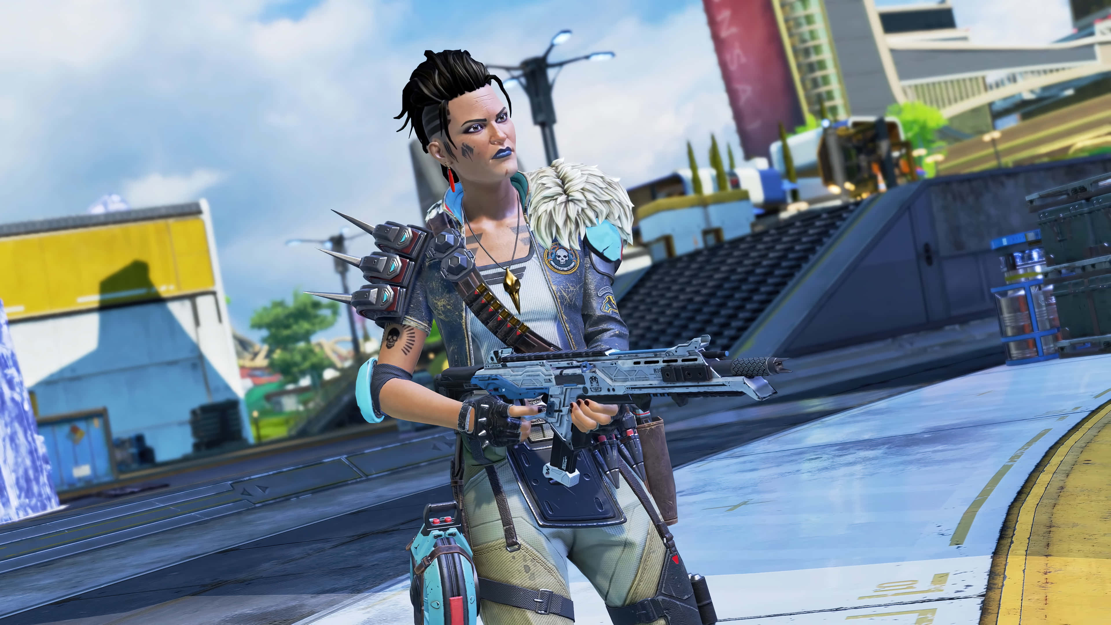 Apex Legends Characters 桌布 壁紙 — 一位兇猛的女兵，擁有機械手臂和白色羽毛領，在陽光普照的城市屋頂上準備好重型武器。