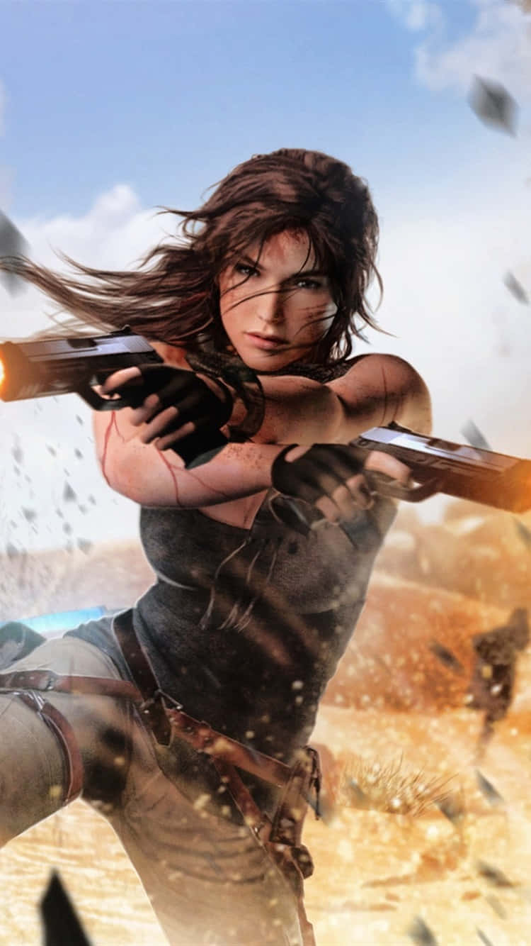 iPhone Xs Rise Of The Tomb Raider 桌布 壁紙 — 一位兇猛的女冒險家在明亮的藍天下，於塵土飛揚的沙漠戰場上雙持手槍射擊。