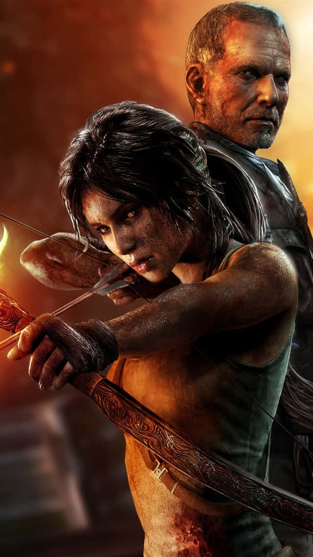 iPhone Xs Rise Of The Tomb Raider 桌布 壁紙 — 一位兇猛的女冒險家拉開火焰弓，而一個粗獷的男人站在她身後，場景火熱且充滿動作。