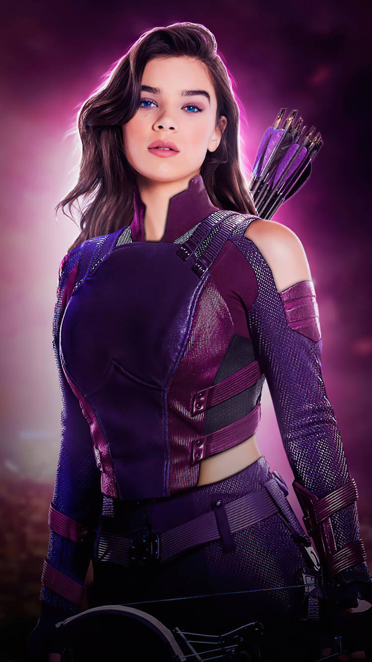 Hailee Steinfeld 桌布 壁紙 — 一位兇猛的女弓箭手穿著紫色戰術服，背負箭矢，自信地站在發光的紫色背景前。