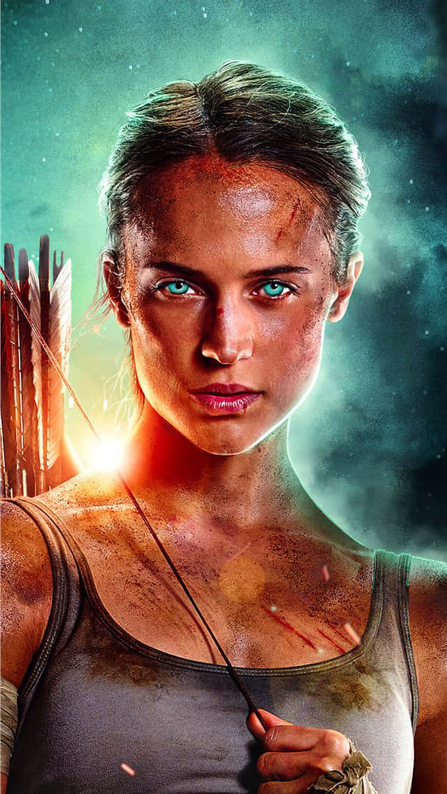 iPhone Xs Rise Of The Tomb Raider 桌布 壁紙 — 一位兇猛的女戰士，擁有發光的藍色眼睛和血跡斑斑的臉，在繁星點點的藍綠色背景下手持弓箭。