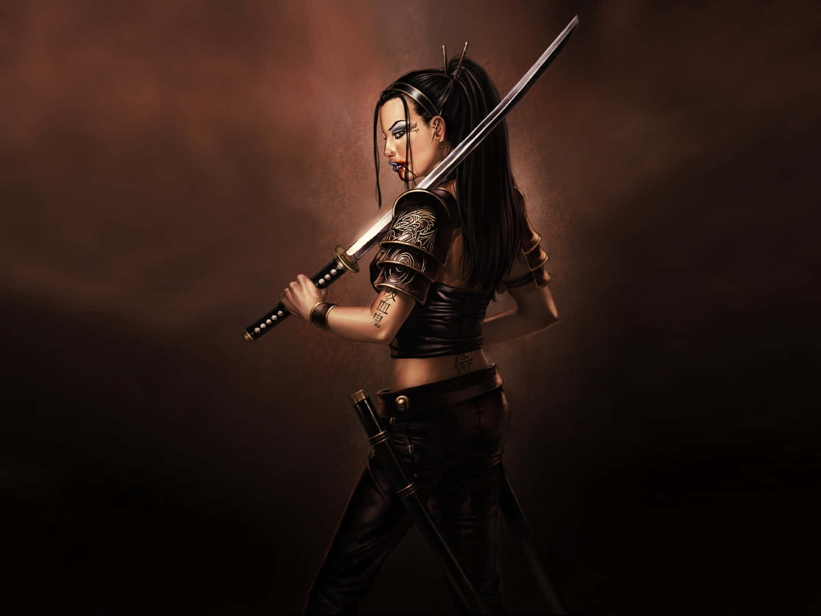 Female Samurai 桌布 壁紙 — 一位兇猛的女武士，長長的黑髮和刺青，在煙霧瀰漫的棕色背景下緊握著一把刀。