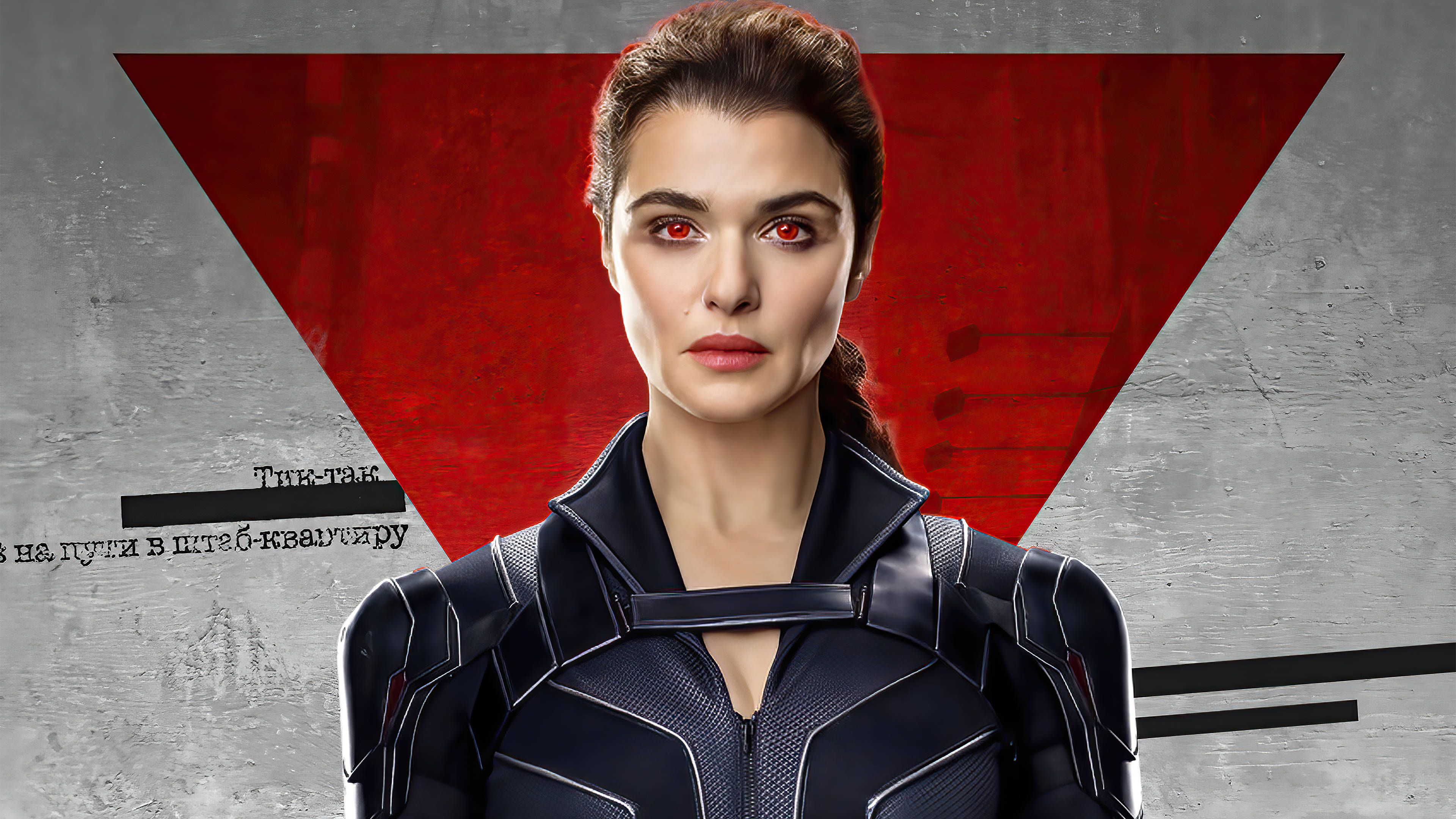 Rachel Weisz 桌布 壁紙 — 一位兇猛的女超級英雄，身穿黑色戰術裝備，眼睛發出紅光，站在一個大膽的紅色三角形前，背景是粗糙的灰色。