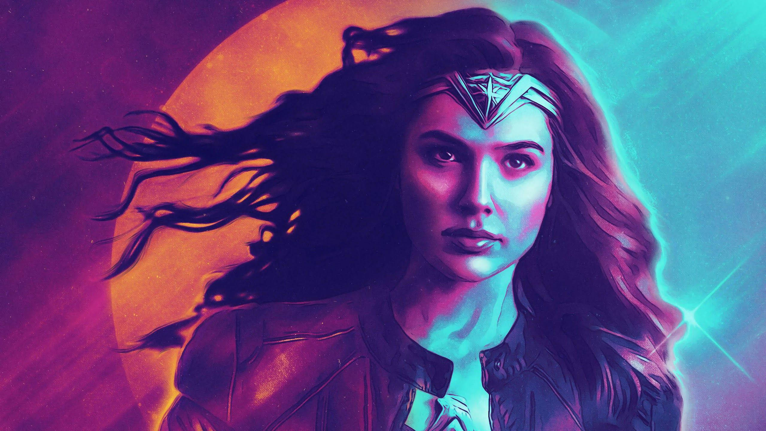 Wonder Woman 1984 桌布 壁紙 — 一位兇猛的女超級英雄，飄逸的深色頭髮和飾有星星的頭帶，站在橙色和青綠色的宇宙能量背景下。
