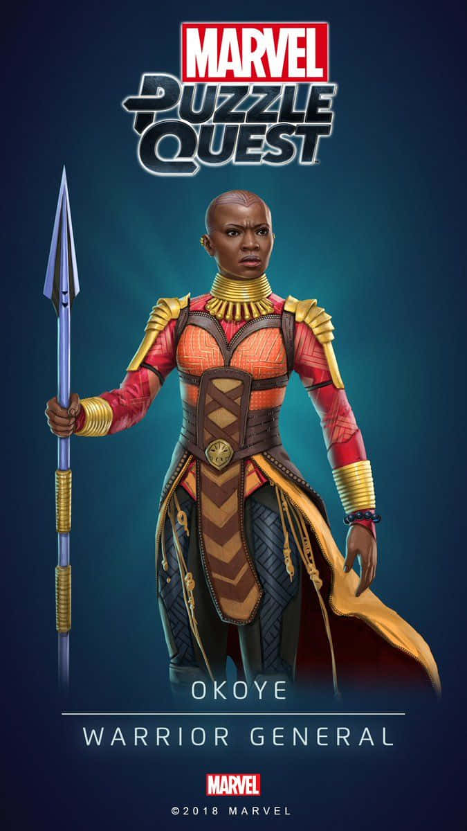Okoye 桌布 壁紙 — 一位兇猛的戰士將軍手持長矛，站在深藍色漸變背景前。