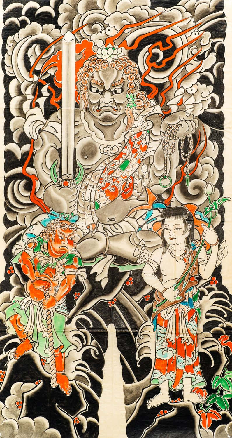 Japanese Tattoo 桌布 壁紙 — 一位兇猛的日本佛教神祇手持劍，站在旋轉的雲霧和火焰之中，兩側有兩個穿著傳統長袍的較小人物。