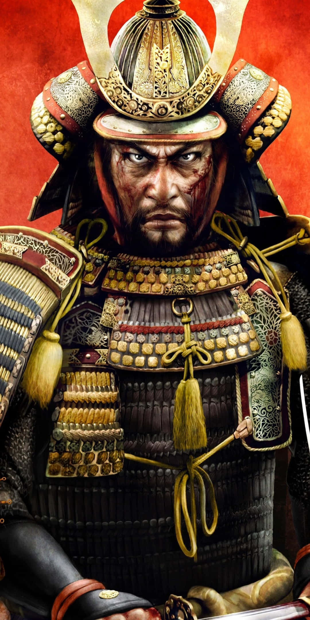 Total War Shogun 2 桌布 壁紙 — 一位兇猛的武士戰士，身穿華麗的金色和黑色盔甲，在鮮紅色的背景下強烈凝視。