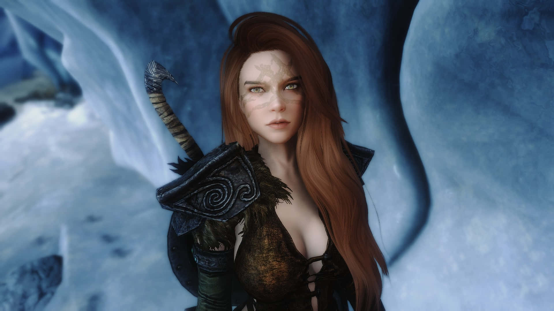 Aela The Huntress 桌布 壁紙 — 一位兇猛的紅髮女戰士身穿黑色盔甲，站在冰凍的藍色洞穴前，手持彎曲的刀刃。
