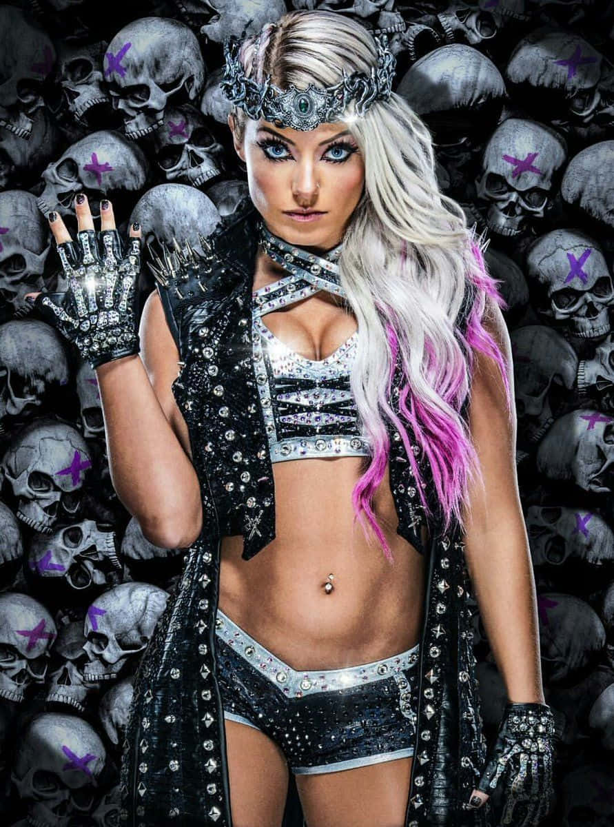 Alexa Bliss 桌布 壁紙 — 一位兇猛的金髮女子穿著飾有鉚釘的黑色和銀色服裝，站在一面標有紫色X的骷髏牆前。