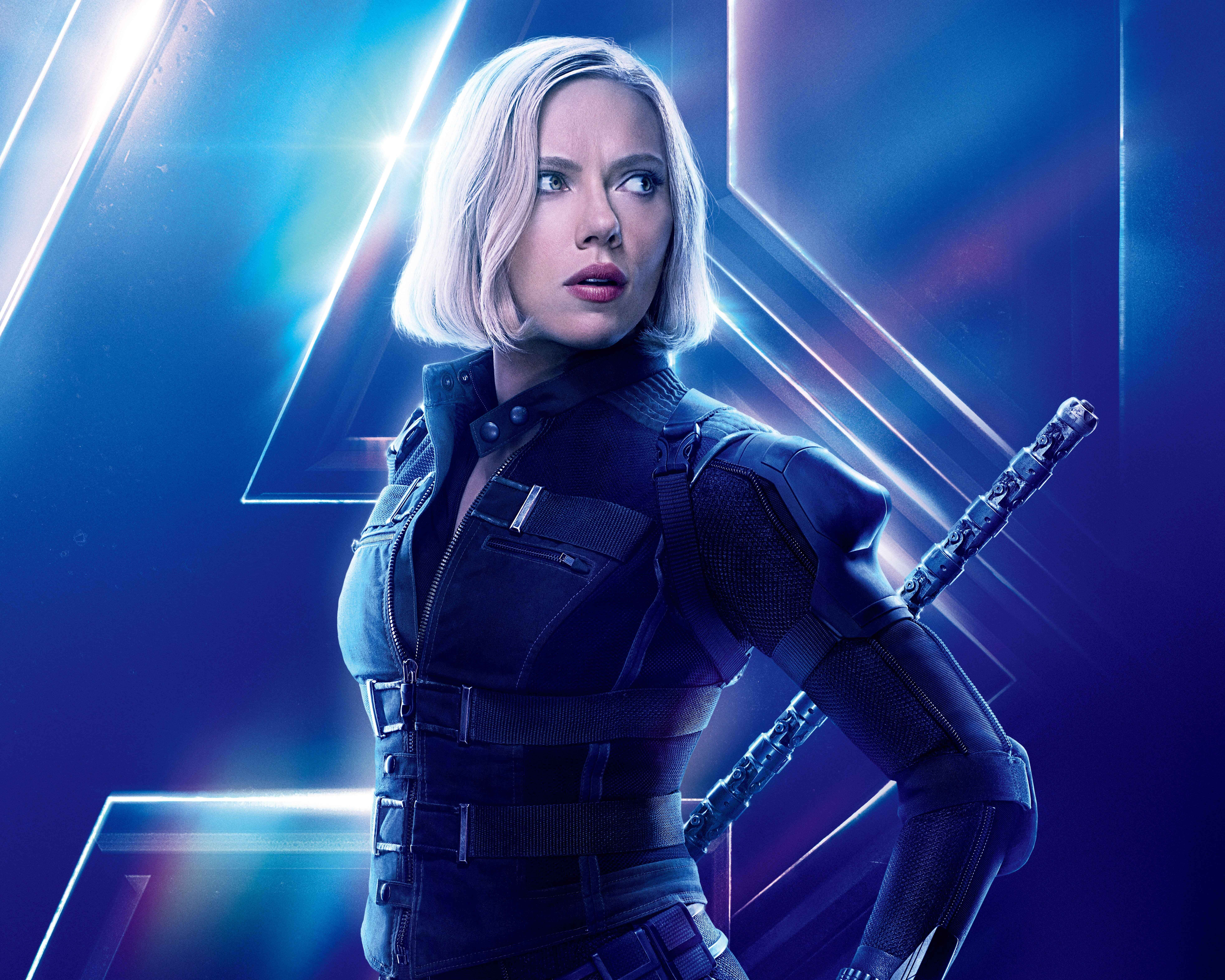 Natasha Romanoff 桌布 壁紙 — 一位兇猛的金髮女性身穿戰術裝備，在發光的藍色幾何背景前手持武器，蓄勢待發。