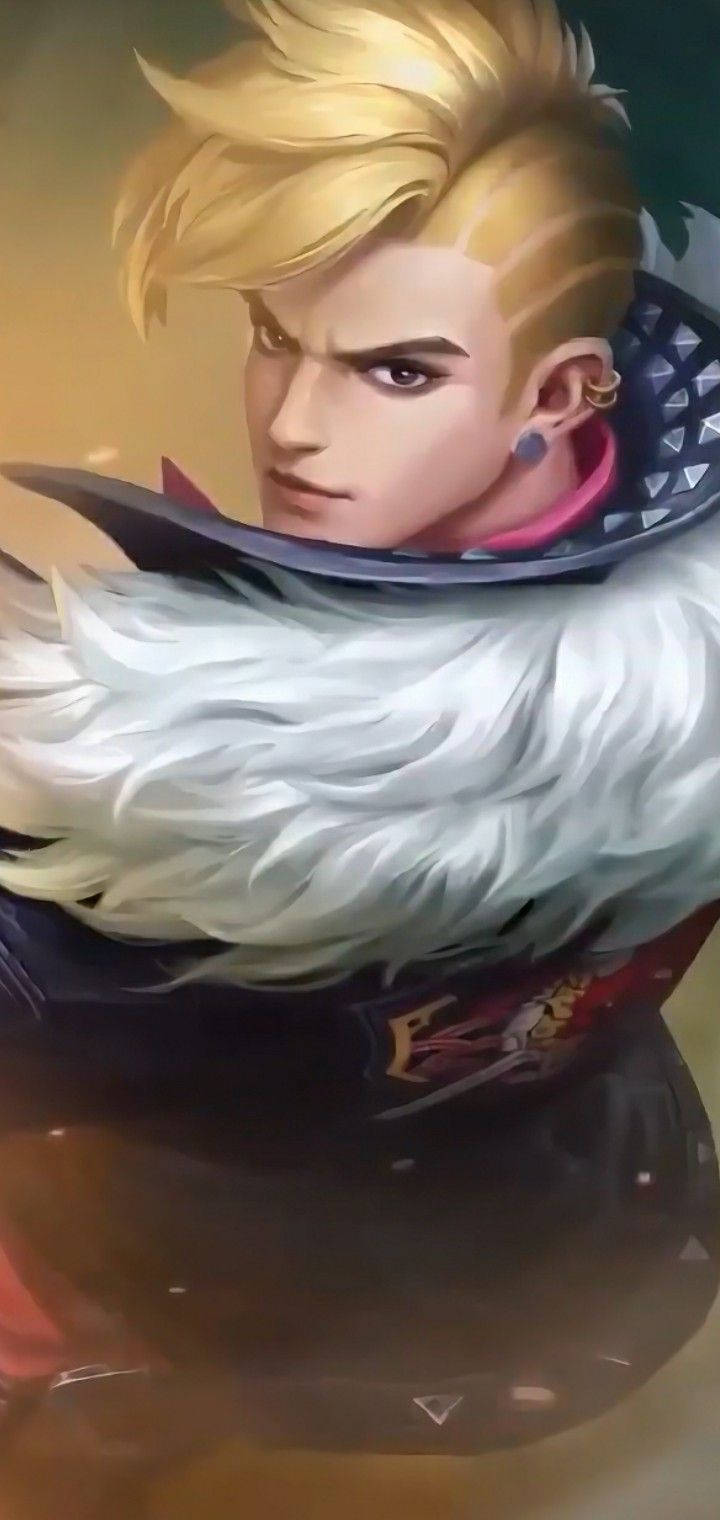 Mobile Legends 動態圖 桌布 壁紙 — 一位兇猛的金髮戰士，身穿白色毛領和尖刺盔甲，在戲劇性的燈光下怒目而視。