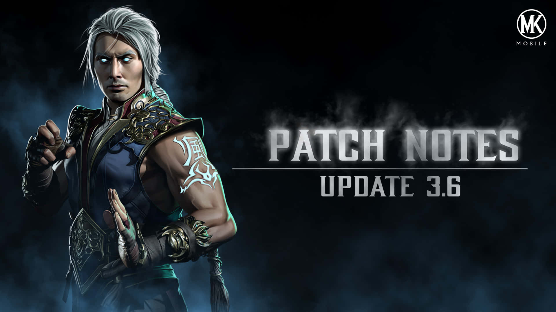 Mortal Kombat Fujin 桌布 壁紙 — 一位兇猛的銀髮戰士身穿華麗盔甲，在煙霧瀰漫的黑暗背景前準備就緒，發光的文字宣佈了補丁說明。