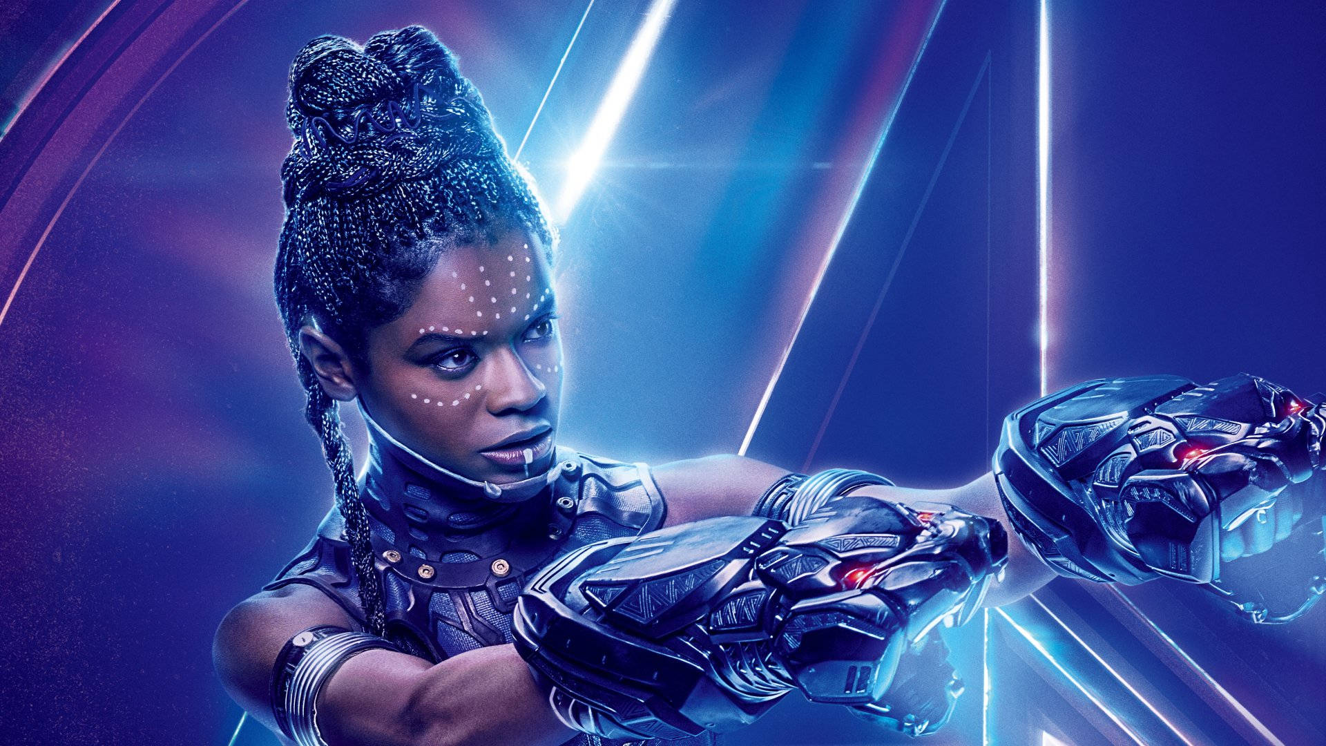 Shuri 桌布 壁紙 — 一位兇猛的黑人女性身穿未來裝甲，在充滿活力的藍色和紫色能量照明背景下伸出她發光的護手。