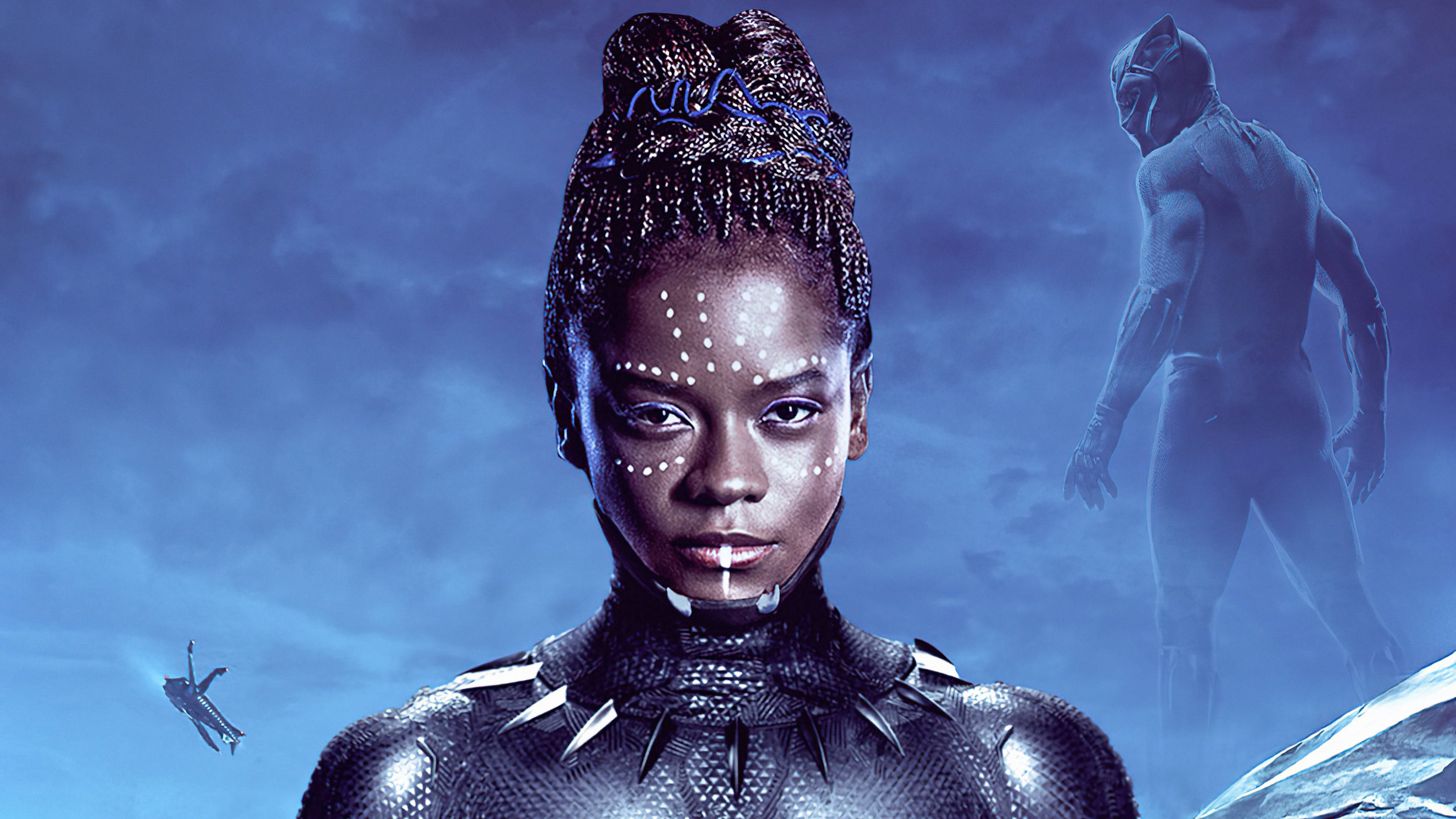 Wakanda 桌布 壁紙 — 一位兇猛的黑豹戰士在深藍色的電影場景中向前凝視，身後有一個幽靈般的身影。