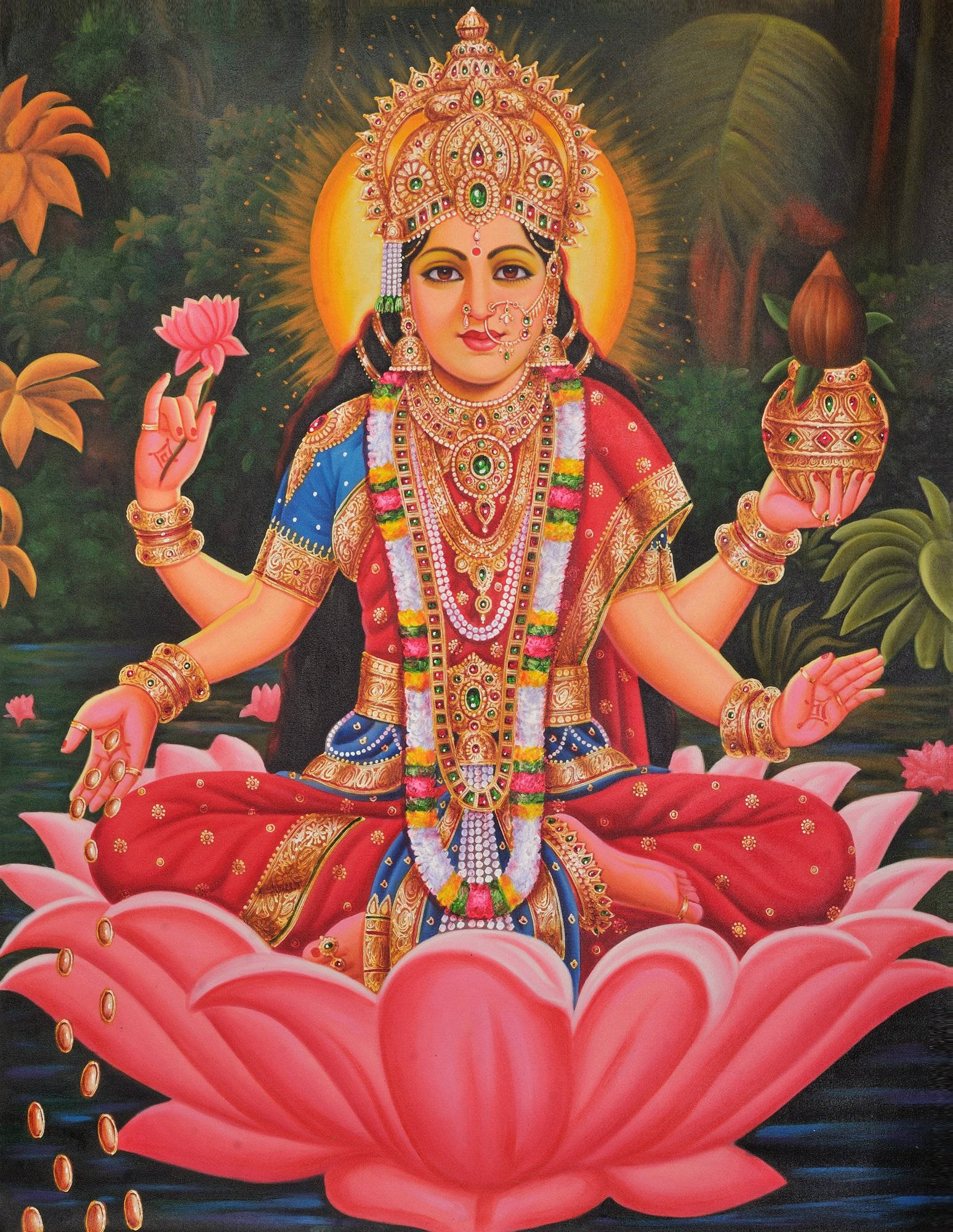 Lakshmi Devi 桌布 壁紙 — 一位光彩奪目的印度女神，身著紅金服飾，安詳地坐在茂密叢林中的巨型粉紅蓮花上。