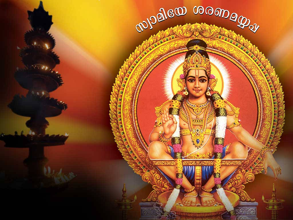 Ayyappa 桌布 壁紙 — 一位光彩照人的印度教神祇，佩戴著黃金首飾和花環，盤腿坐在一個裝飾華麗的金色光環內的寶座上，背景是溫暖的漸變色。