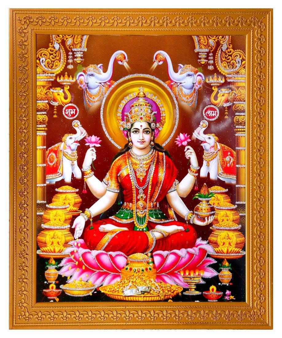 Lakshmi Devi 桌布 壁紙 — 一位光芒四射、多臂的印度教女神身穿紅金色，坐在粉紅色蓮花上，周圍環繞著大象和神聖符號。