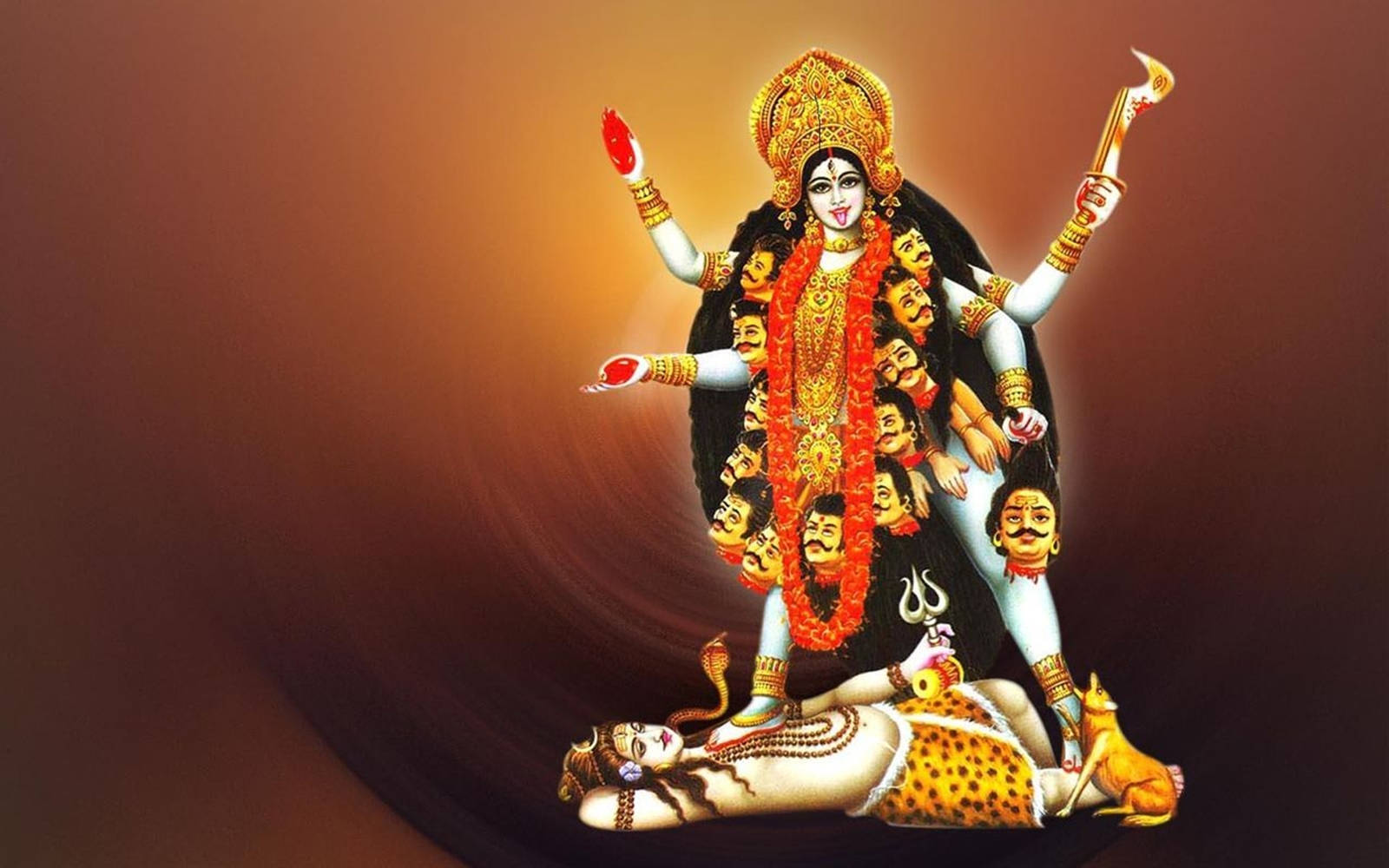 Hindu God 桌布 壁紙 — 一位光芒四射、多臂的女神，戴著斬首頭顱的花環，勝利地站在被殺的惡魔之上，在溫暖的漸變背景中發光。
