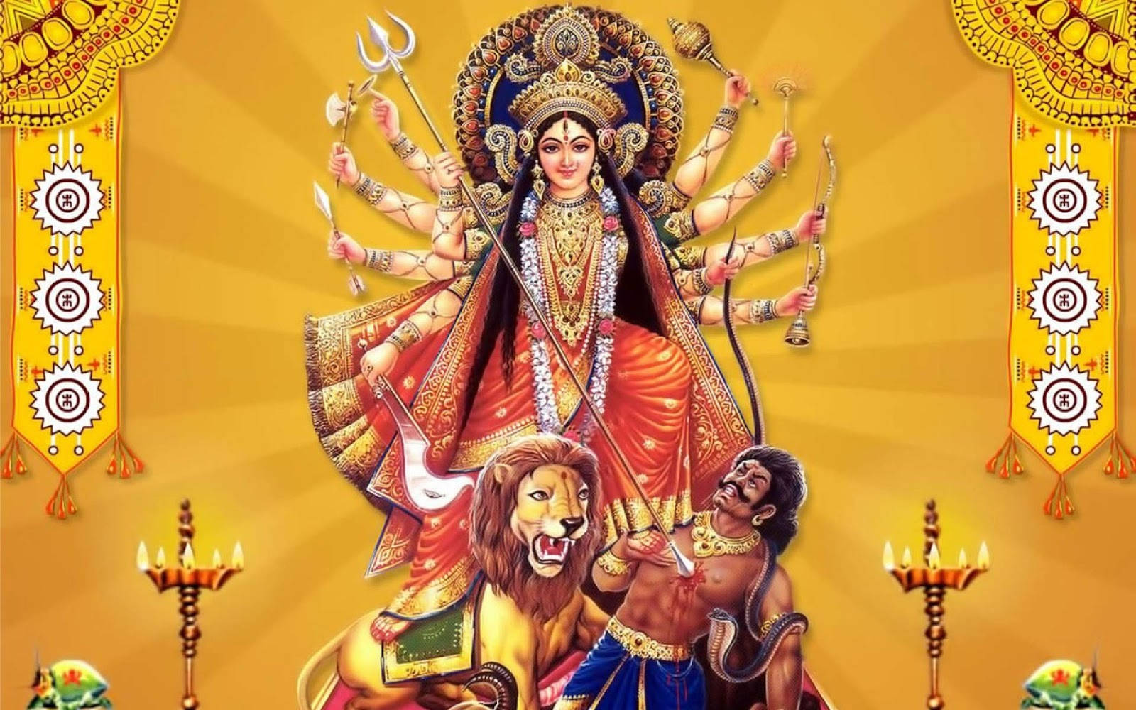 Durga 桌布 壁紙 — 一位光芒四射、多臂的杜爾迦女神，身穿紅金色服飾，威風凜凜地站在惡魔之上，兩旁有獅子和華麗旗幟，背景是金色陽光四射。