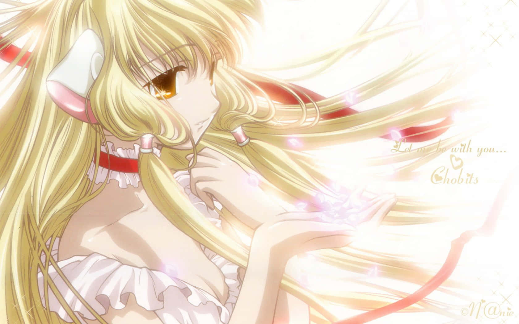 Chobits 桌布 壁紙 — 一位光芒四射的動漫女孩，擁有飄逸的金色長髮和貓耳，在柔和夢幻的光線中輕輕捧著發光的粒子。