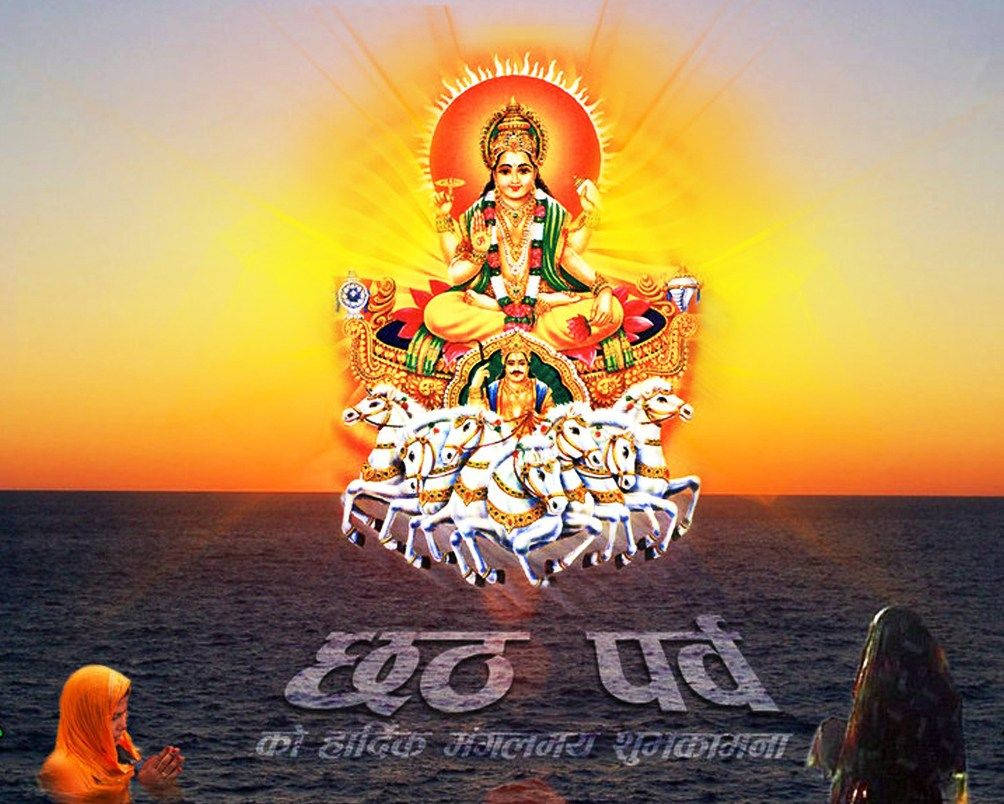Hindu God 桌布 壁紙 — 一位光芒四射的印度教女神在日落時分駕著由白馬拉動的戰車越過海洋，下方信徒正在祈禱。