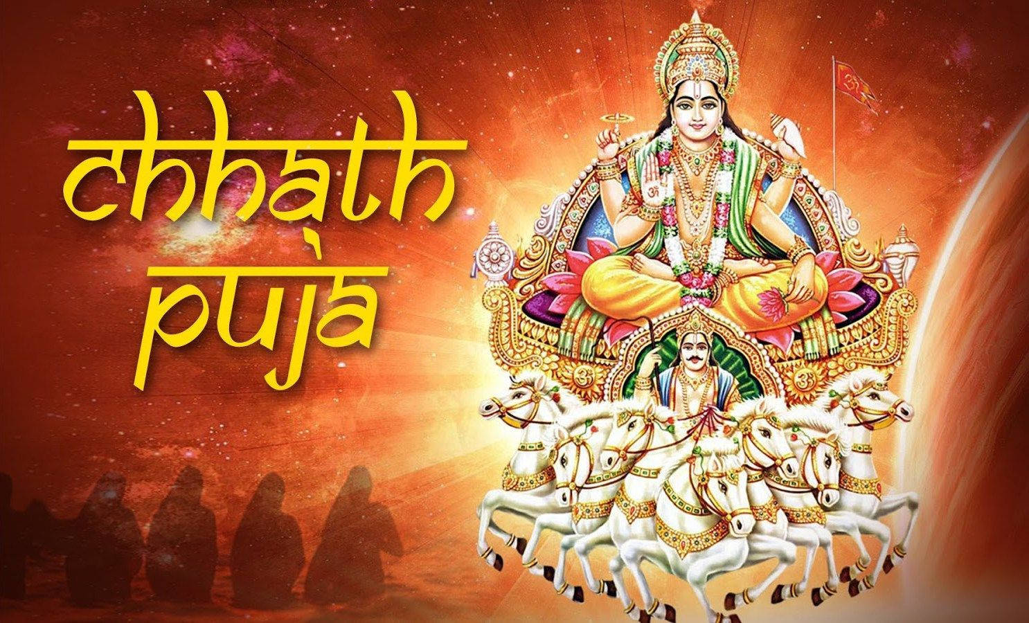 Hindu God 桌布 壁紙 — 一位光芒四射的印度教神祇，多臂，坐在由七匹白馬拉動的戰車上，背景是熾熱的橙色宇宙，下方有信徒的剪影。