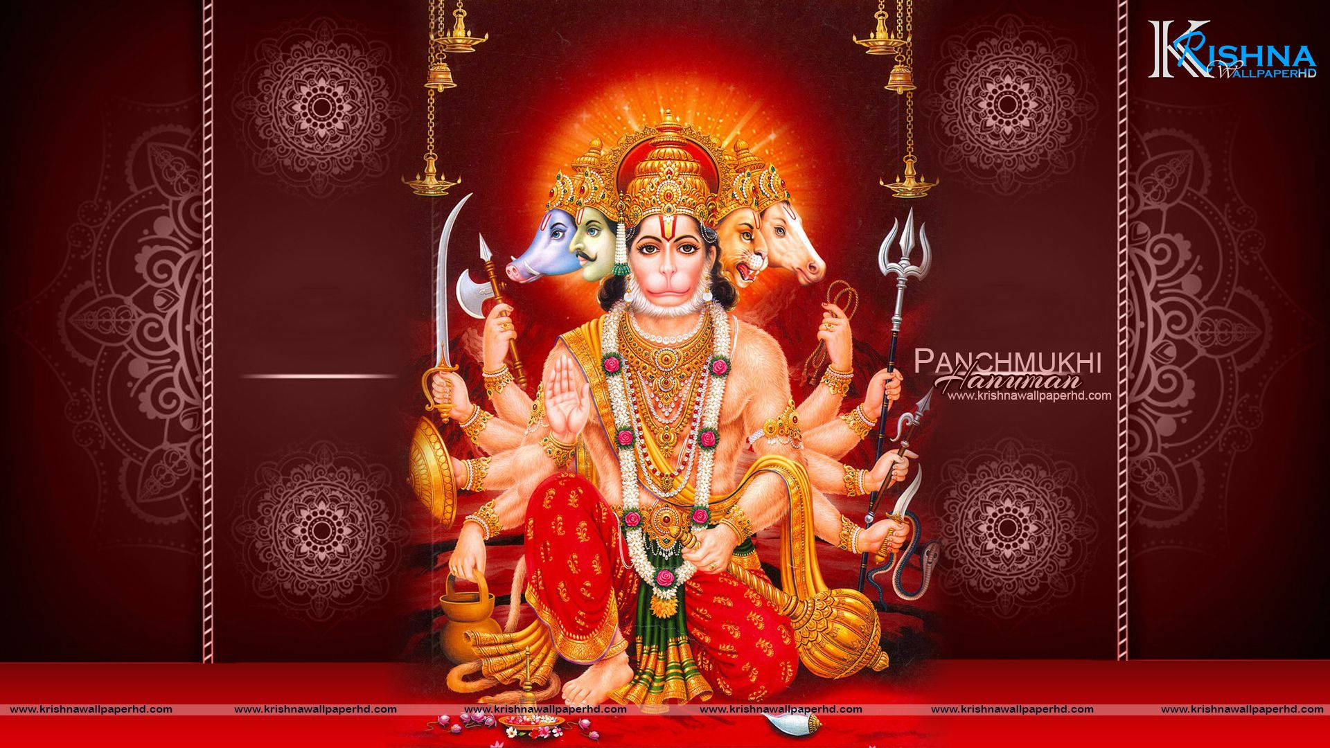 hanuman ji HD 桌布 壁紙 — 一位光芒四射的多臂印度教神祇，帶有動物頭顱和神聖武器，身披金紅裝飾，坐在深紅色背景上，飾有華麗圖案。