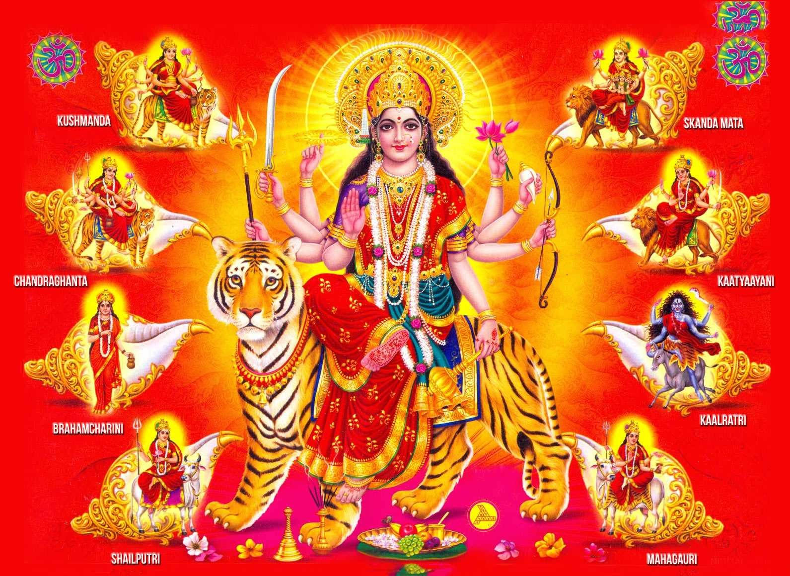 Durga 桌布 壁紙 — 一位光芒四射的多臂女神騎著一頭裝飾華麗的老虎，被八位其他神聖人物環繞，坐在華麗的寶座上，背景是火紅色的。