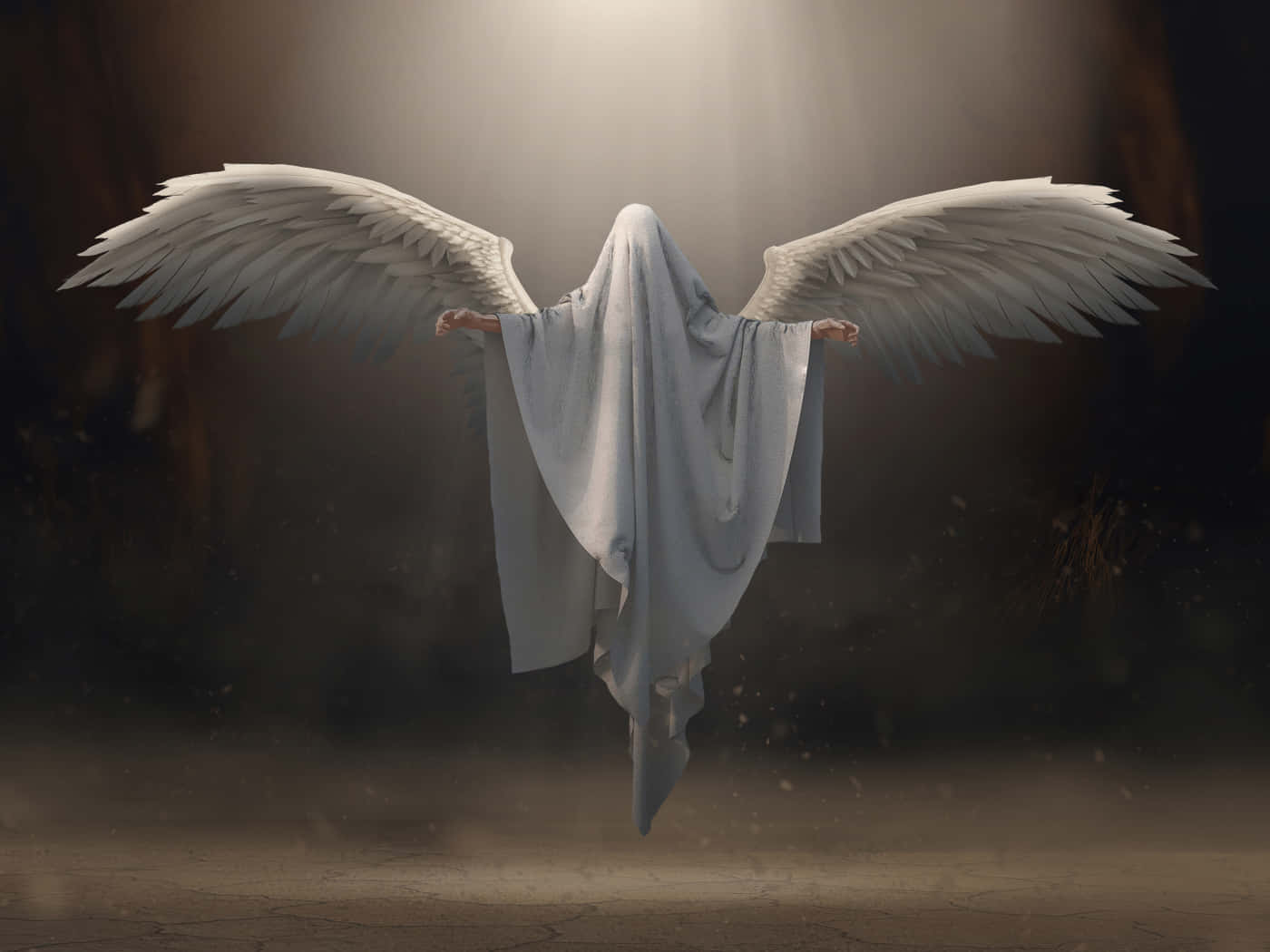 Angel Wings 桌布 壁紙 — 一位光芒四射的天使，擁有巨大的白色翅膀，漂浮在昏暗的洞穴中，沐浴在來自上方的神聖光芒中。