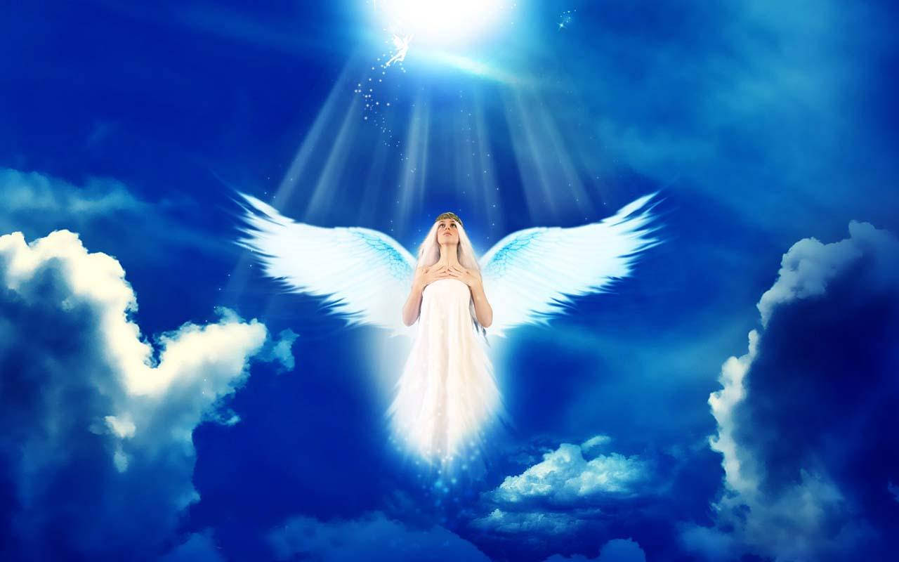 angels 桌布 壁紙 — 一位光芒四射的天使，擁有發光的白色翅膀，在雲端中寧靜地漂浮，神聖的光芒從上方照耀下來。