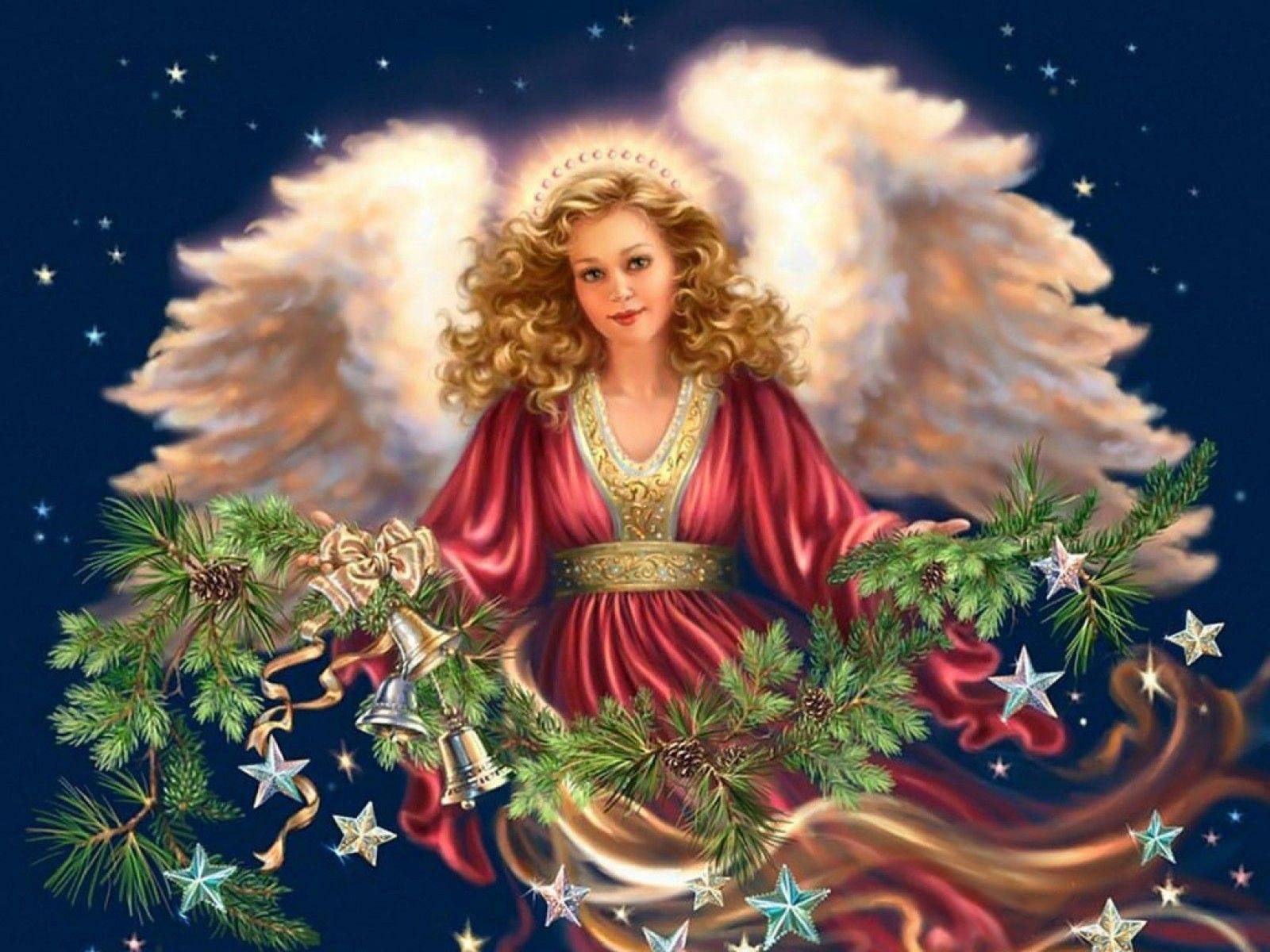 angels 桌布 壁紙 — 一位光芒四射的天使，擁有金色翅膀和捲曲頭髮，在繁星點點的夜空下，手持一個由松枝和鈴鐺組成的節日花環。