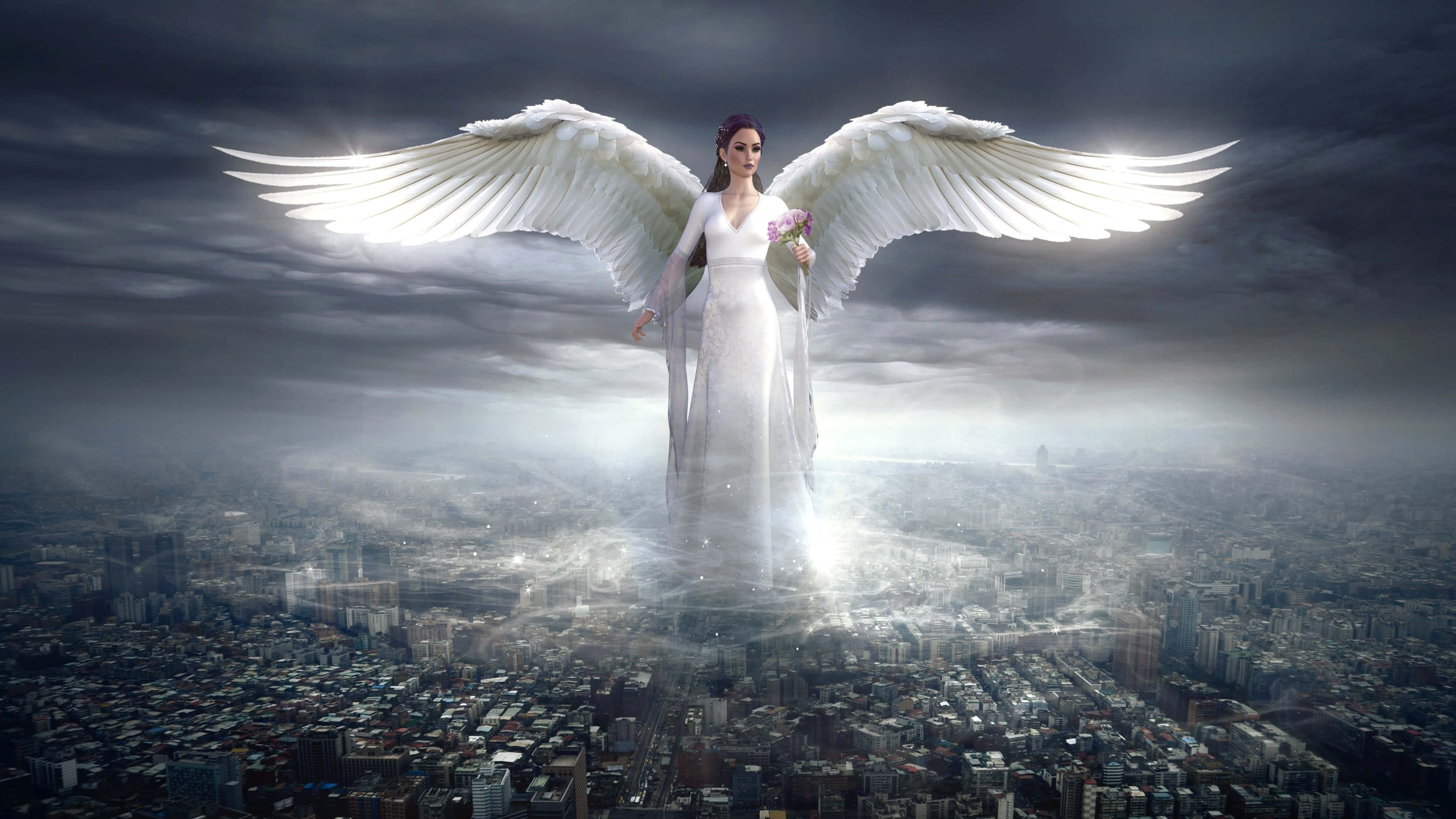 Guardian Angel 桌布 壁紙 — 一位光芒四射的天使，翅膀發光，在暴風雨的天空下盤旋在廣闊的城市景觀之上。