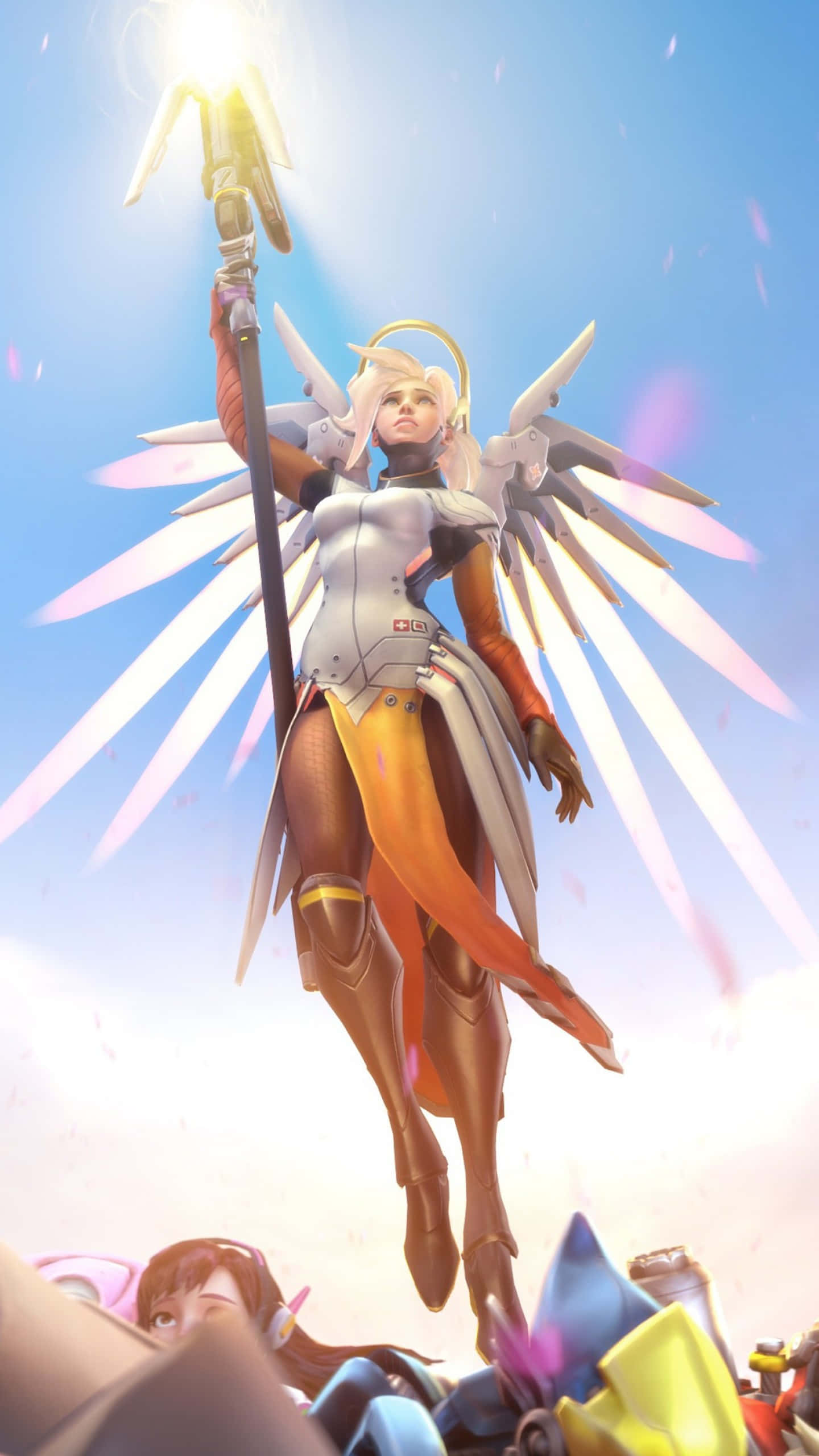 Mercy Overwatch 桌布 壁紙 — 一位光芒四射的天使戰士，擁有發光的翅膀和閃耀的長矛，在明亮的藍天下翱翔於倒下的敵人之上。