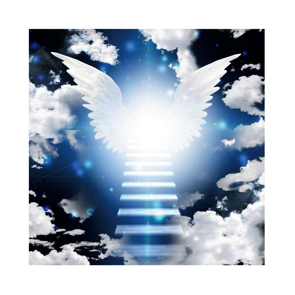 天使 桌布 壁紙 — 一位光芒四射的白翼天使，穿過滿是蓬鬆雲朵的星空夜空，登上發光的樓梯。