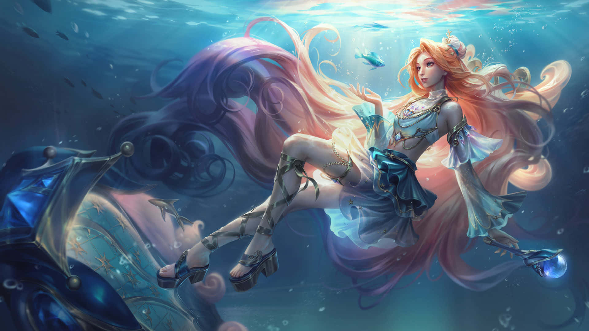 1920x1080 League Of Legends 桌布 壁紙 — 一位光芒四射的美人魚，飄逸的金色長髮和藍色長袍，在陽光照射的海水中優雅地滑行，周圍環繞著魚群和珊瑚。
